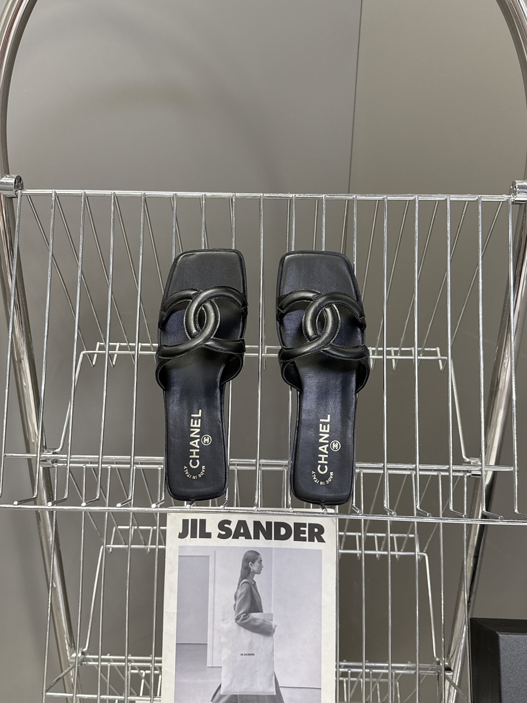 CHANEL香奈儿春夏最新款双C拖鞋超多明星网红种草 鞋面上的超大号 双C交织标识是品牌最核心的视觉符号