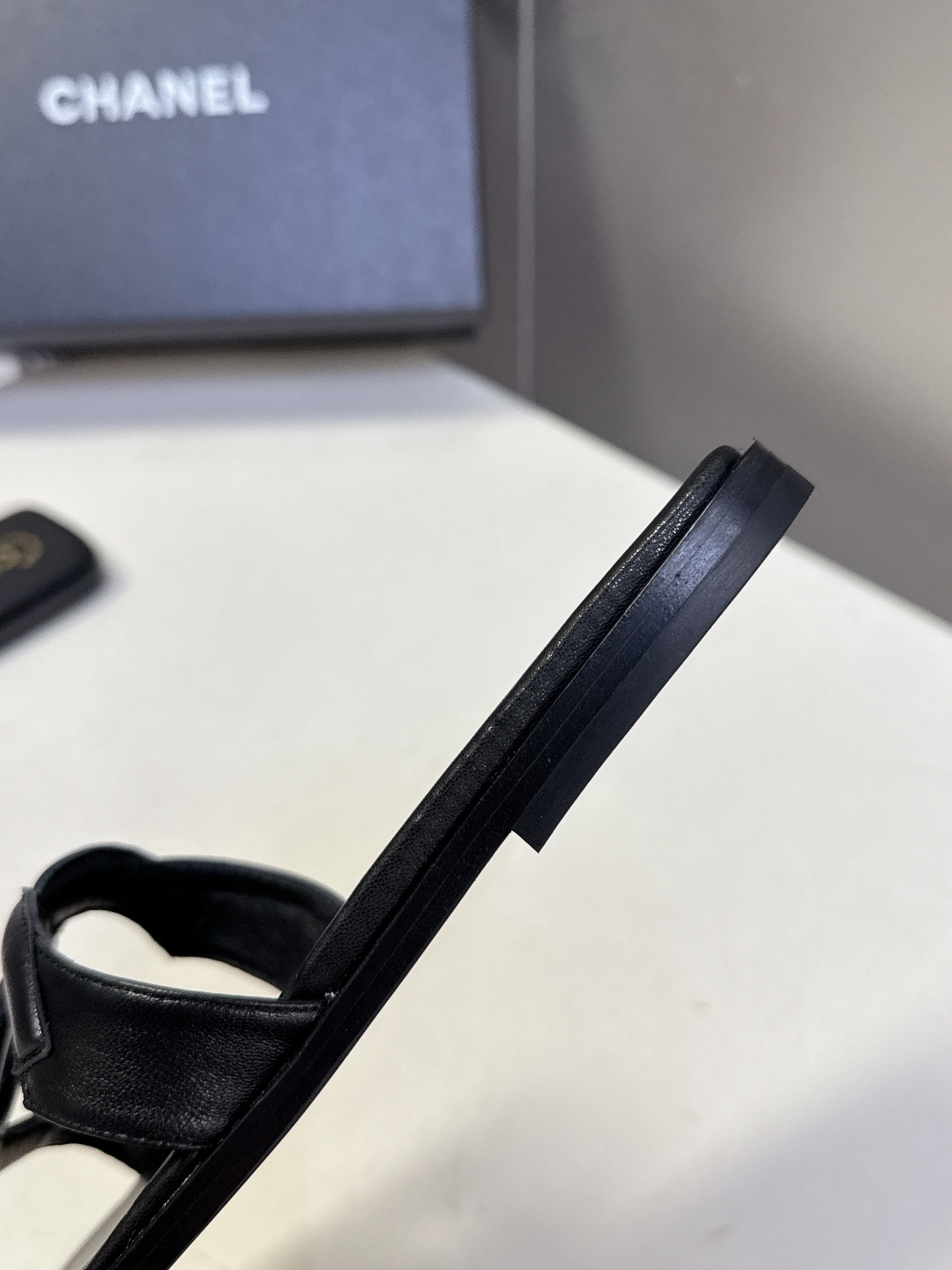 CHANEL香奈儿春夏最新款双C拖鞋超多明星网红种草 鞋面上的超大号 双C交织标识是品牌最核心的视觉符号