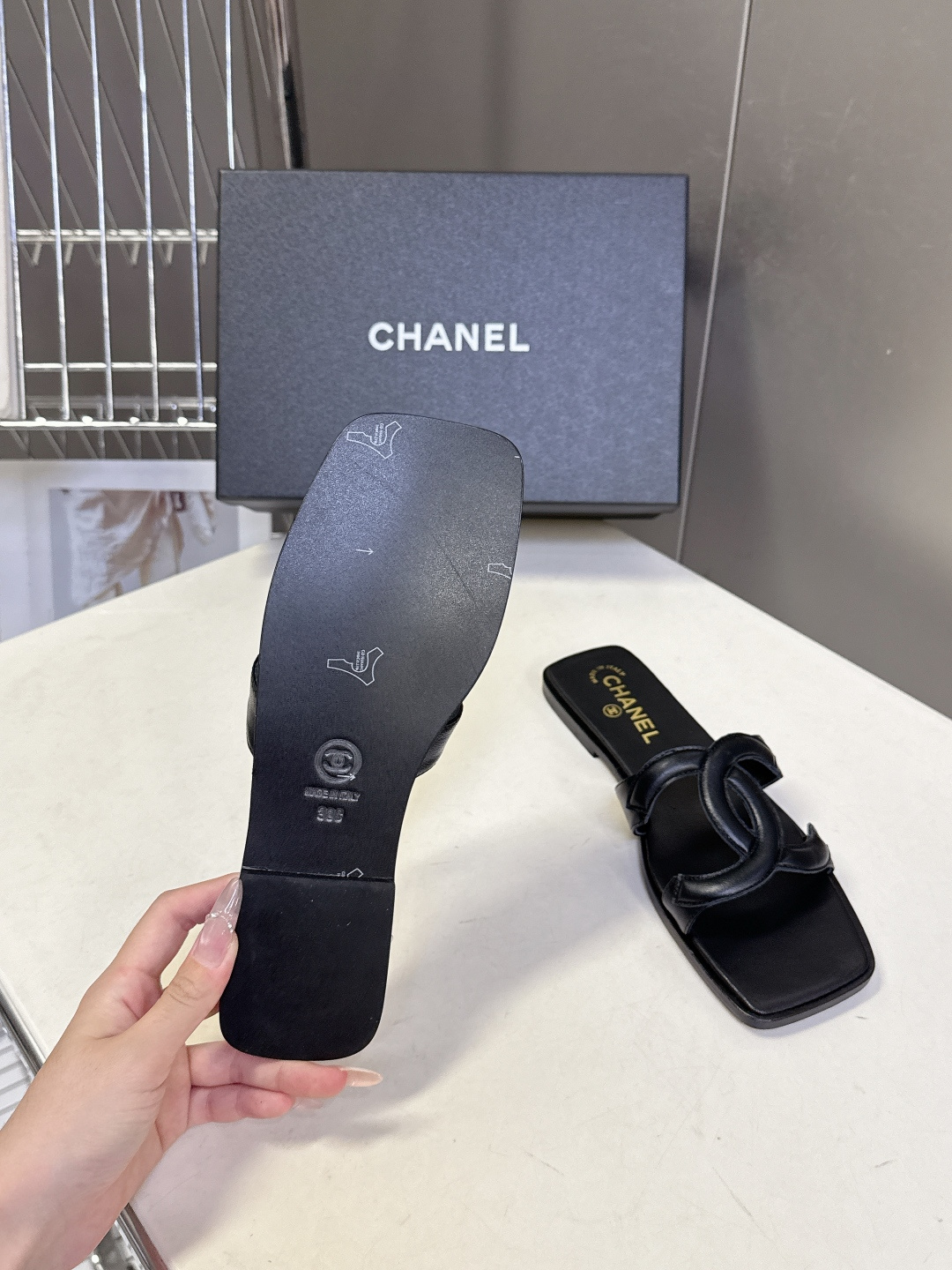 CHANEL香奈儿春夏最新款双C拖鞋超多明星网红种草 鞋面上的超大号 双C交织标识是品牌最核心的视觉符号