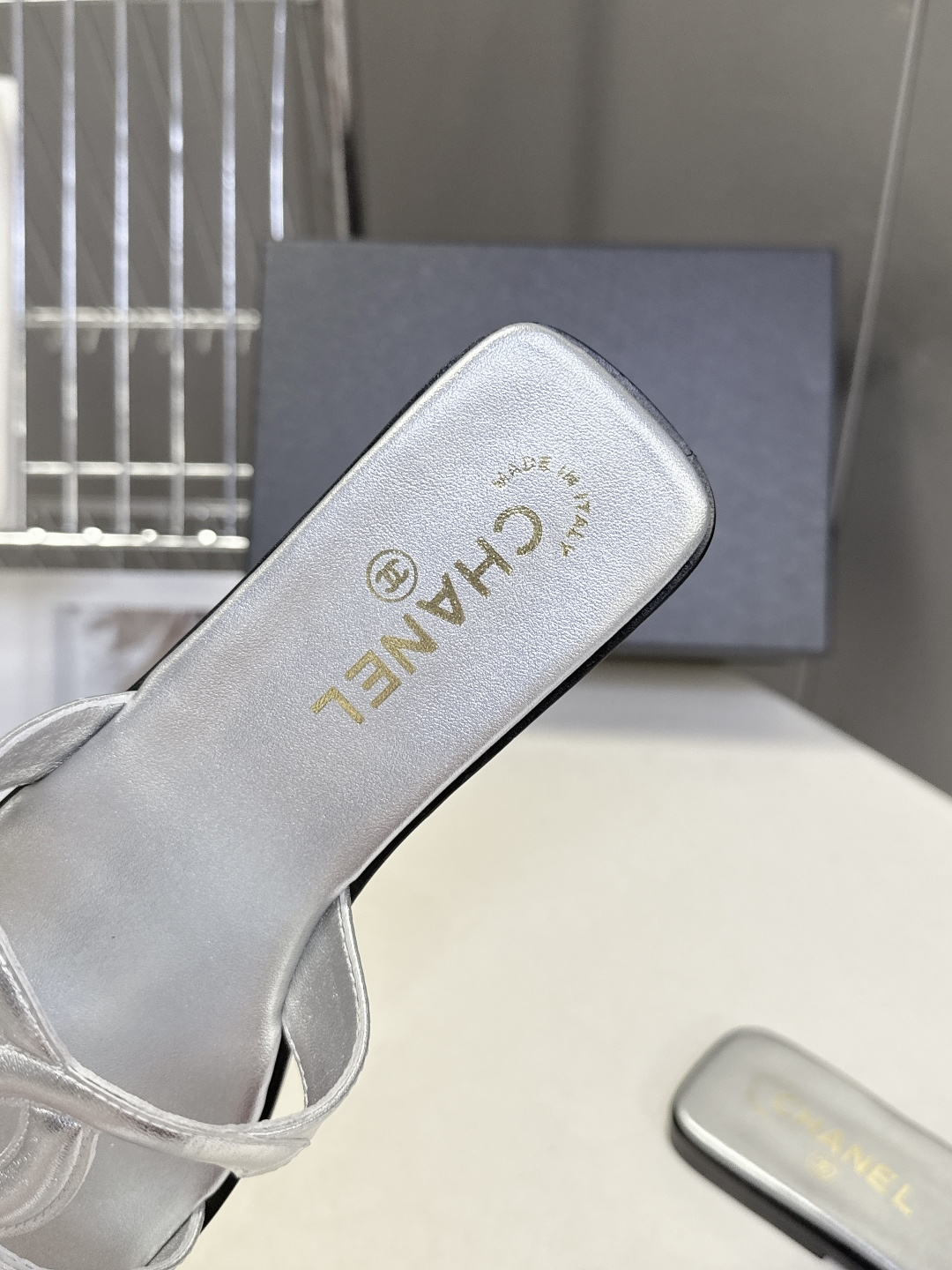 CHANEL香奈儿春夏最新款双C拖鞋超多明星网红种草 鞋面上的超大号 双C交织标识是品牌最核心的视觉符号