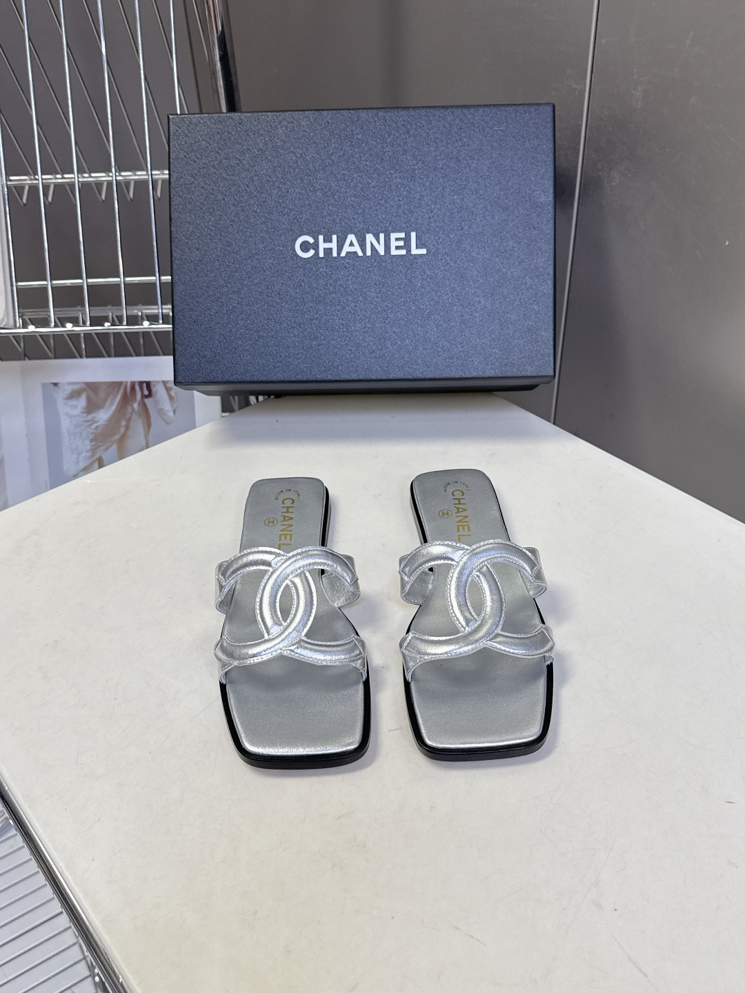 CHANEL香奈儿春夏最新款双C拖鞋超多明星网红种草 鞋面上的超大号 双C交织标识是品牌最核心的视觉符号