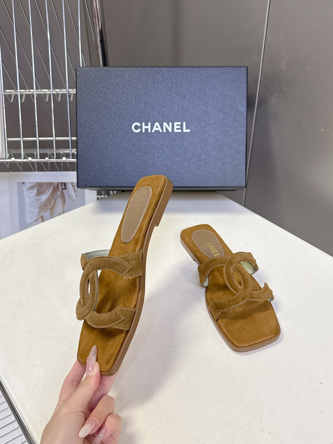 CHANEL香奈儿春夏最新款双C拖鞋超多明星网红种草 鞋面上的超大号 双C交织标识是品牌最核心的视觉符号