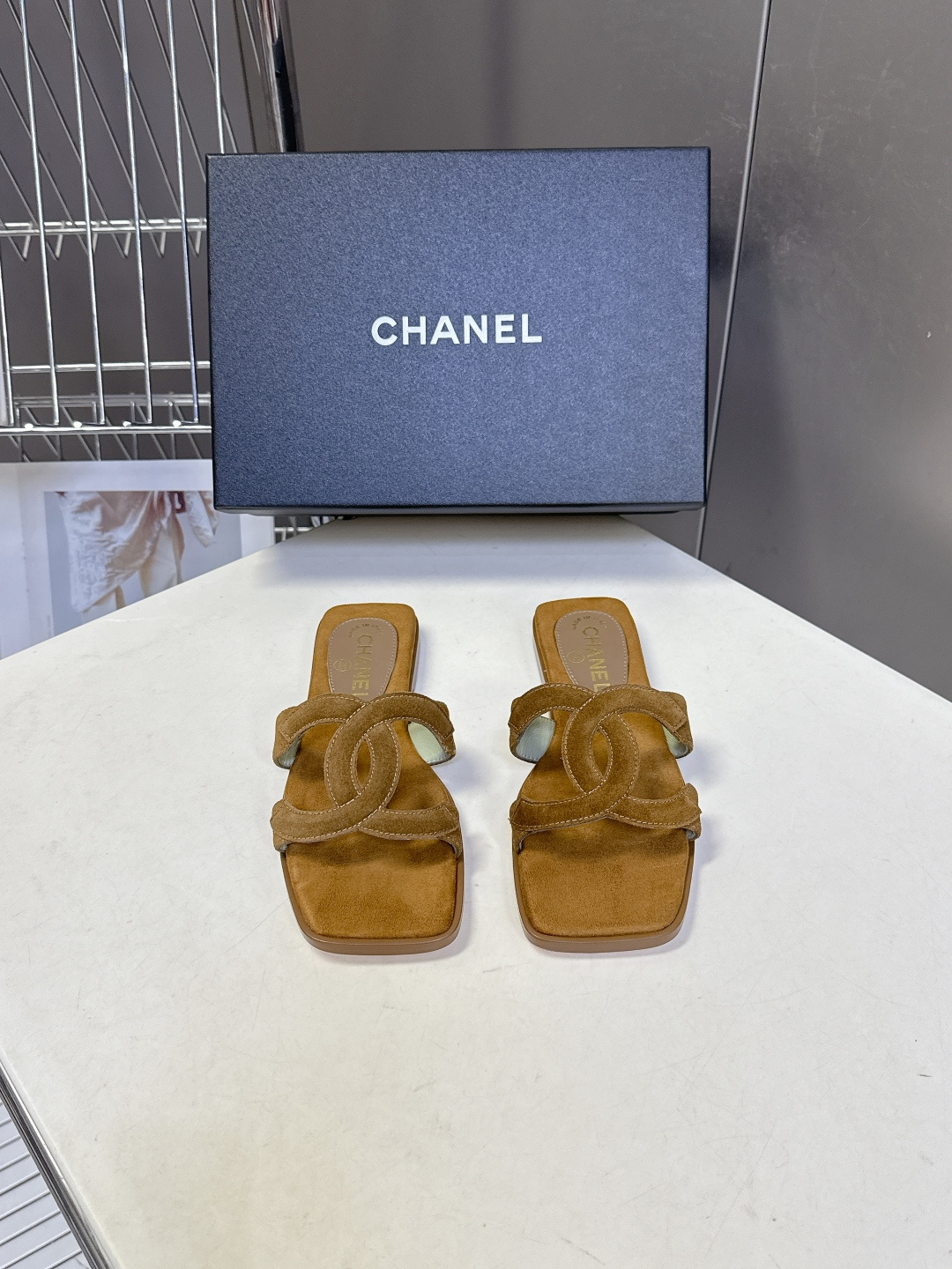 CHANEL香奈儿春夏最新款双C拖鞋超多明星网红种草 鞋面上的超大号 双C交织标识是品牌最核心的视觉符号