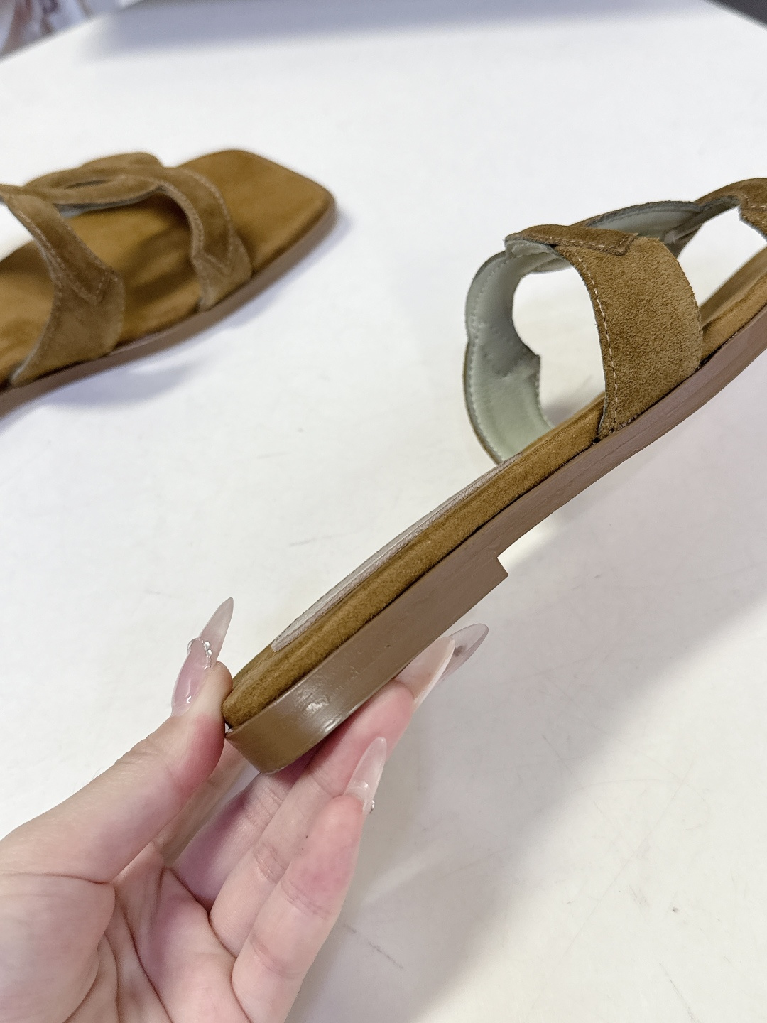 CHANEL香奈儿春夏最新款双C拖鞋超多明星网红种草 鞋面上的超大号 双C交织标识是品牌最核心的视觉符号