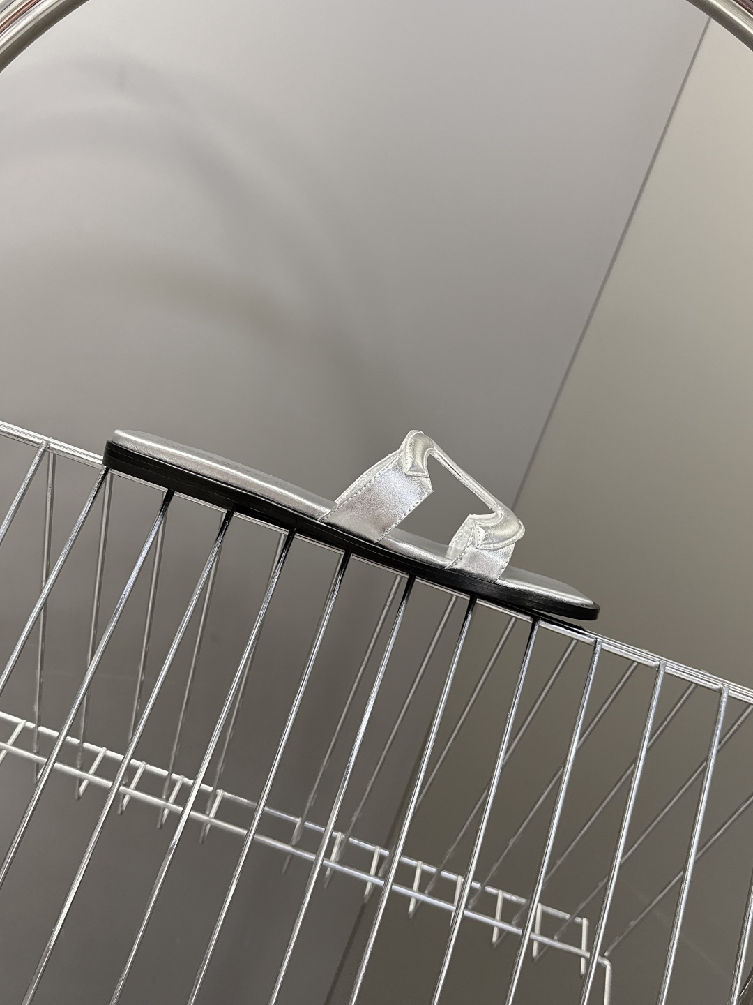 CHANEL香奈儿春夏最新款双C拖鞋超多明星网红种草 鞋面上的超大号 双C交织标识是品牌最核心的视觉符号