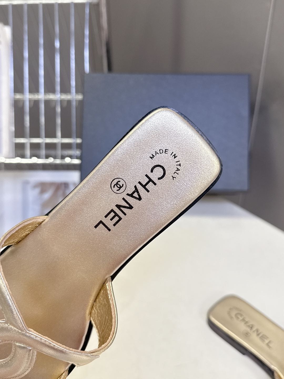 CHANEL香奈儿春夏最新款双C拖鞋超多明星网红种草 鞋面上的超大号 双C交织标识是品牌最核心的视觉符号