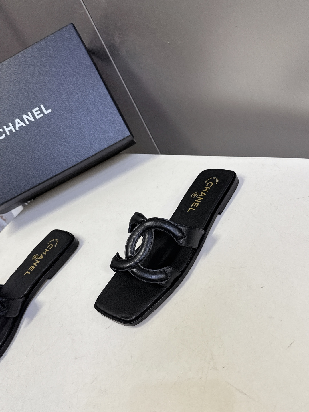 CHANEL香奈儿春夏最新款双C拖鞋超多明星网红种草 鞋面上的超大号 双C交织标识是品牌最核心的视觉符号