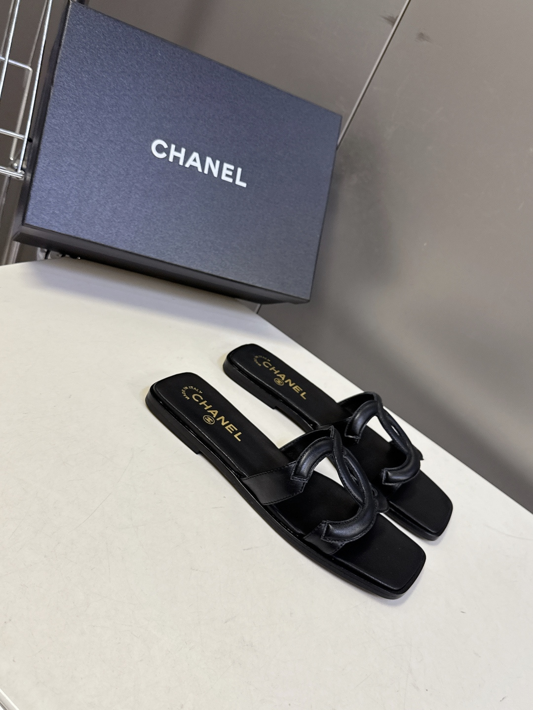 CHANEL香奈儿春夏最新款双C拖鞋超多明星网红种草 鞋面上的超大号 双C交织标识是品牌最核心的视觉符号