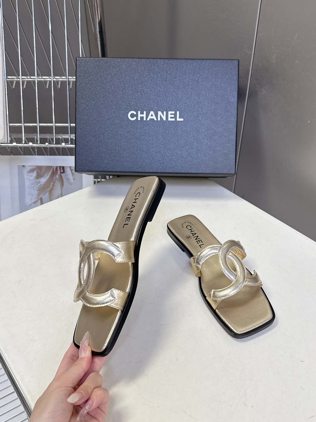CHANEL香奈儿春夏最新款双C拖鞋超多明星网红种草 鞋面上的超大号 双C交织标识是品牌最核心的视觉符号