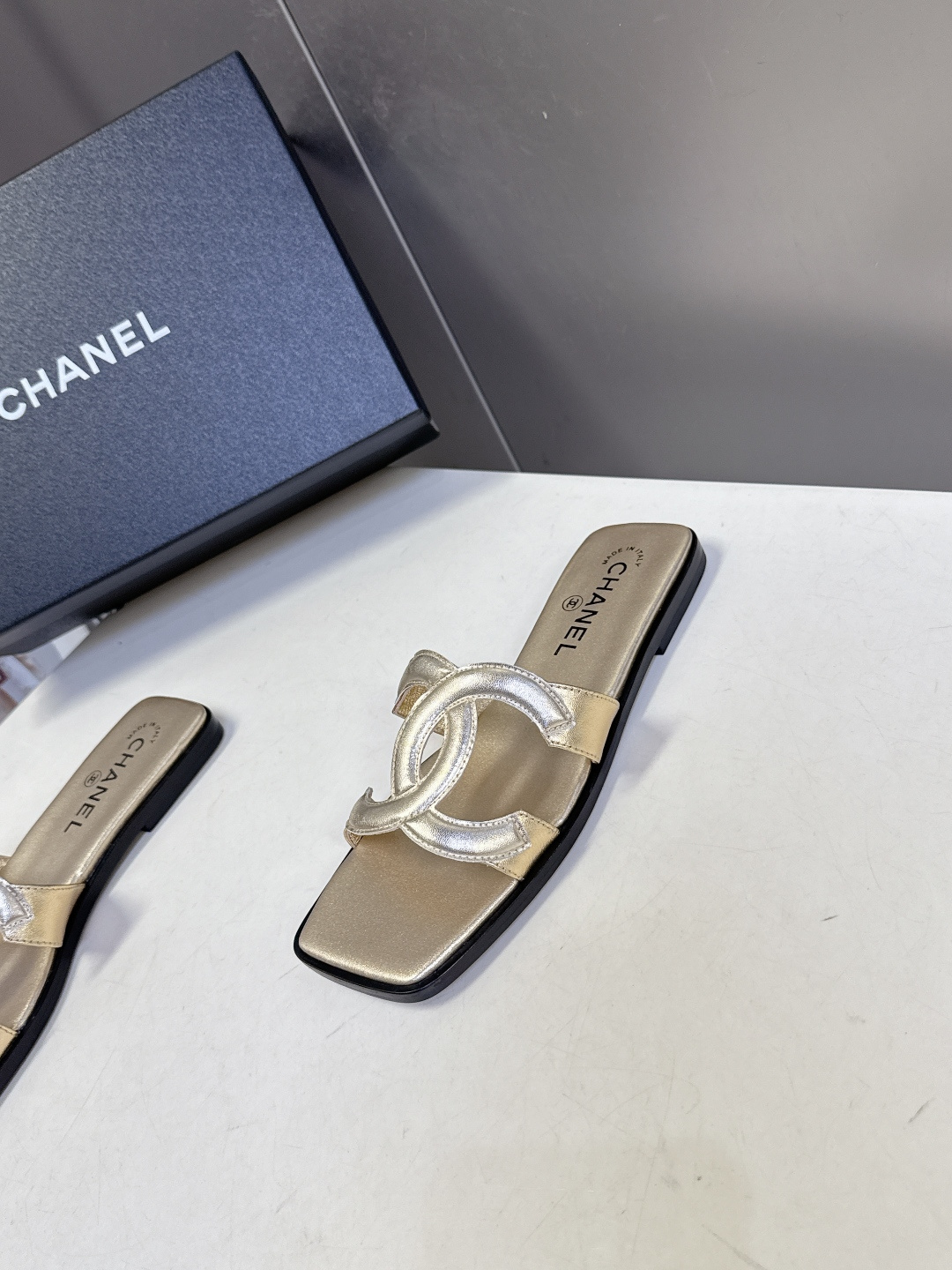 CHANEL香奈儿春夏最新款双C拖鞋超多明星网红种草 鞋面上的超大号 双C交织标识是品牌最核心的视觉符号