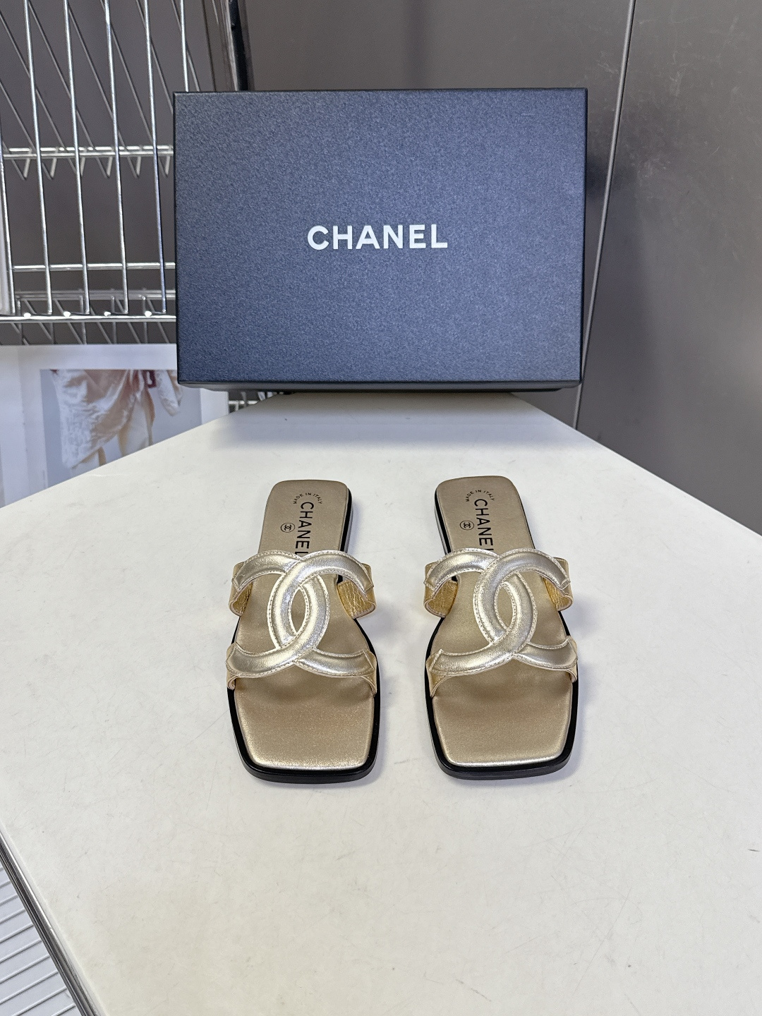 CHANEL香奈儿春夏最新款双C拖鞋超多明星网红种草 鞋面上的超大号 双C交织标识是品牌最核心的视觉符号