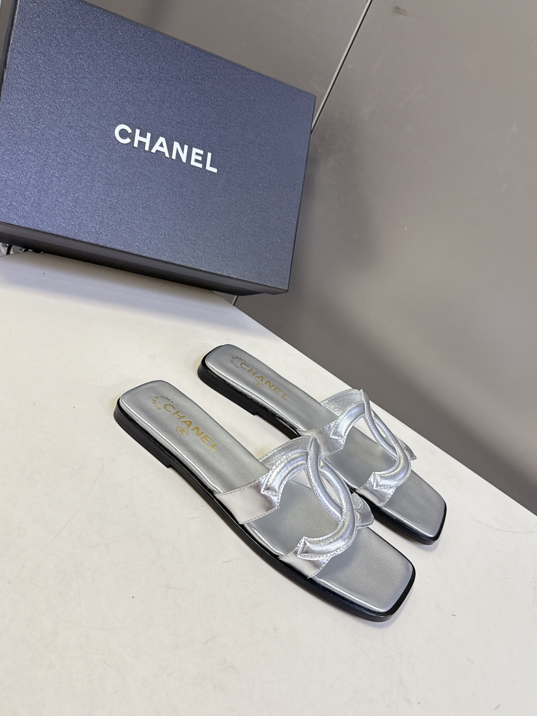 CHANEL香奈儿春夏最新款双C拖鞋超多明星网红种草 鞋面上的超大号 双C交织标识是品牌最核心的视觉符号