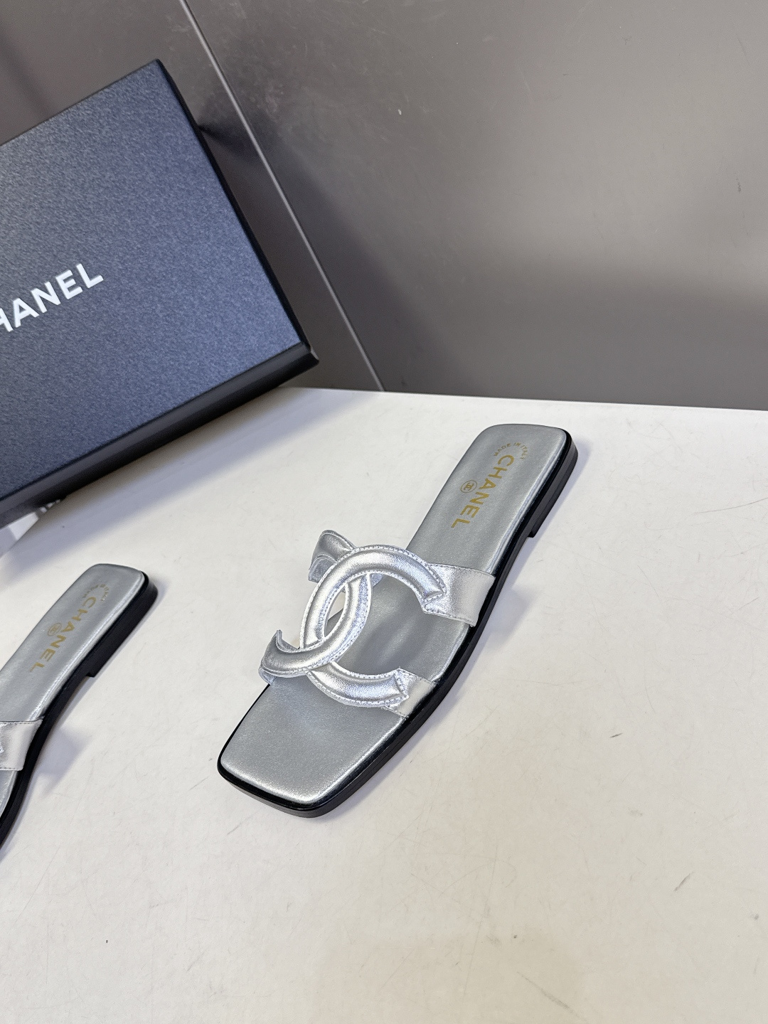 CHANEL香奈儿春夏最新款双C拖鞋超多明星网红种草 鞋面上的超大号 双C交织标识是品牌最核心的视觉符号