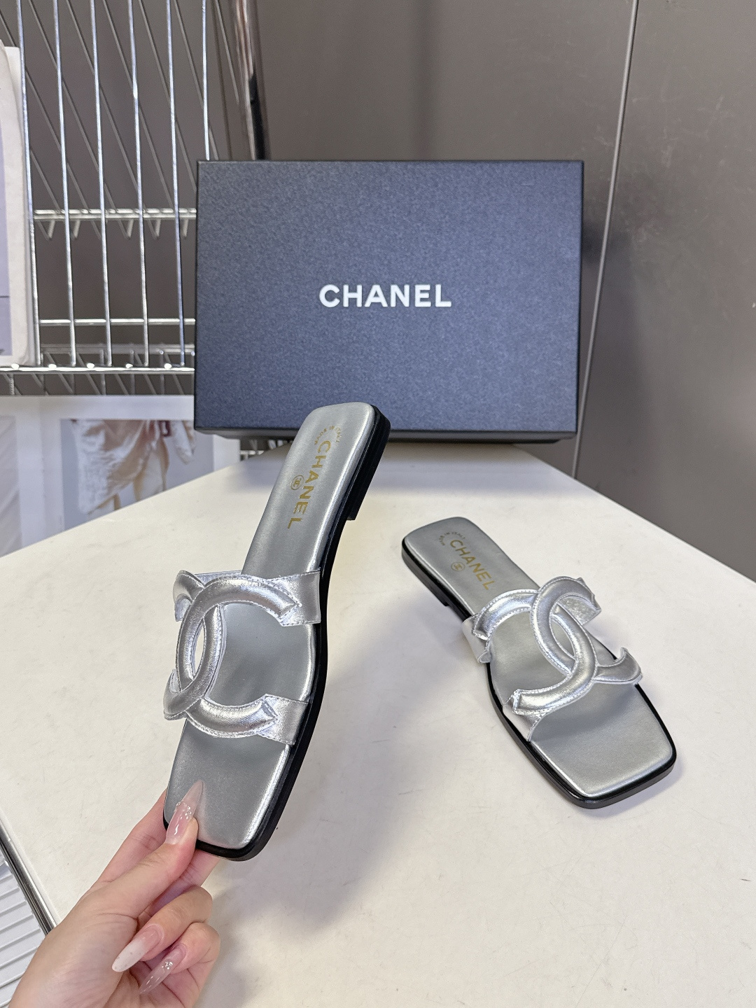 CHANEL香奈儿春夏最新款双C拖鞋超多明星网红种草 鞋面上的超大号 双C交织标识是品牌最核心的视觉符号