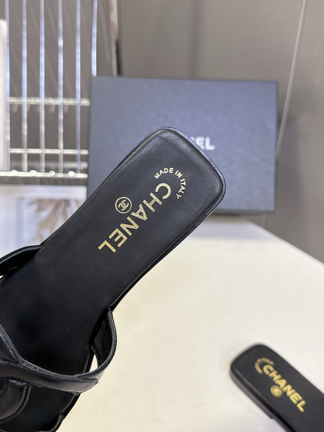 CHANEL香奈儿春夏最新款双C拖鞋超多明星网红种草 鞋面上的超大号 双C交织标识是品牌最核心的视觉符号