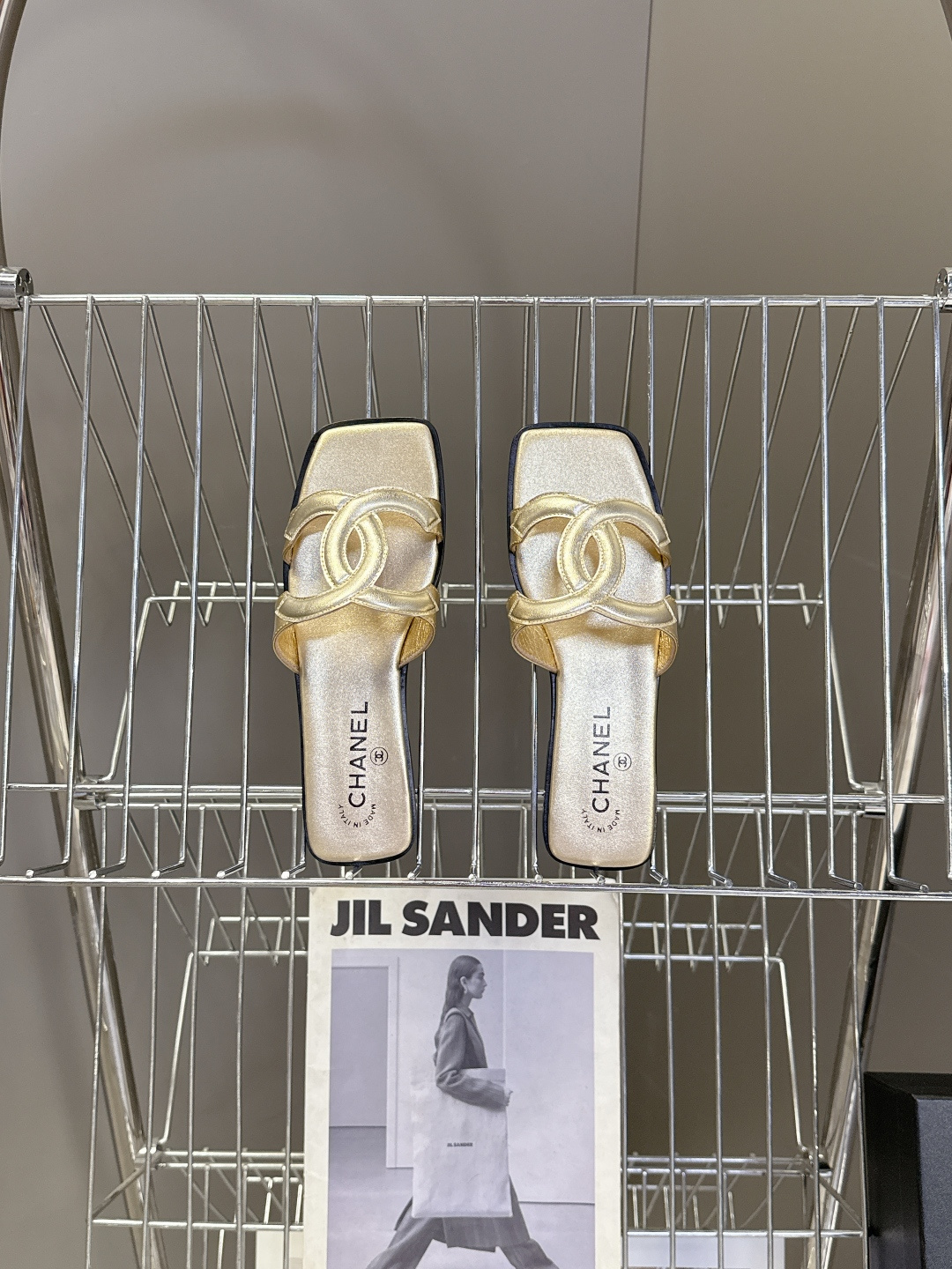 CHANEL香奈儿春夏最新款双C拖鞋超多明星网红种草 鞋面上的超大号 双C交织标识是品牌最核心的视觉符号