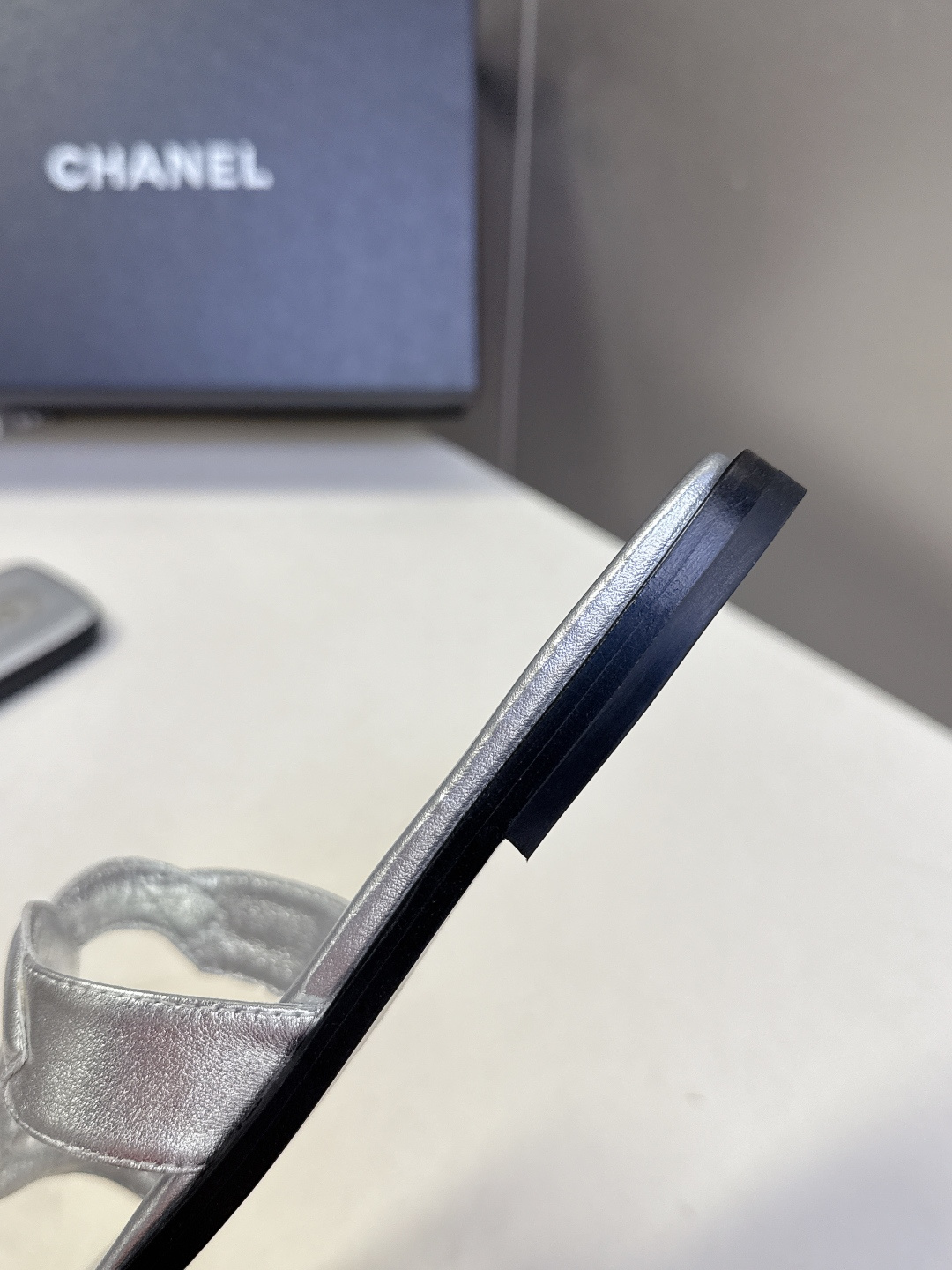 CHANEL香奈儿春夏最新款双C拖鞋超多明星网红种草 鞋面上的超大号 双C交织标识是品牌最核心的视觉符号