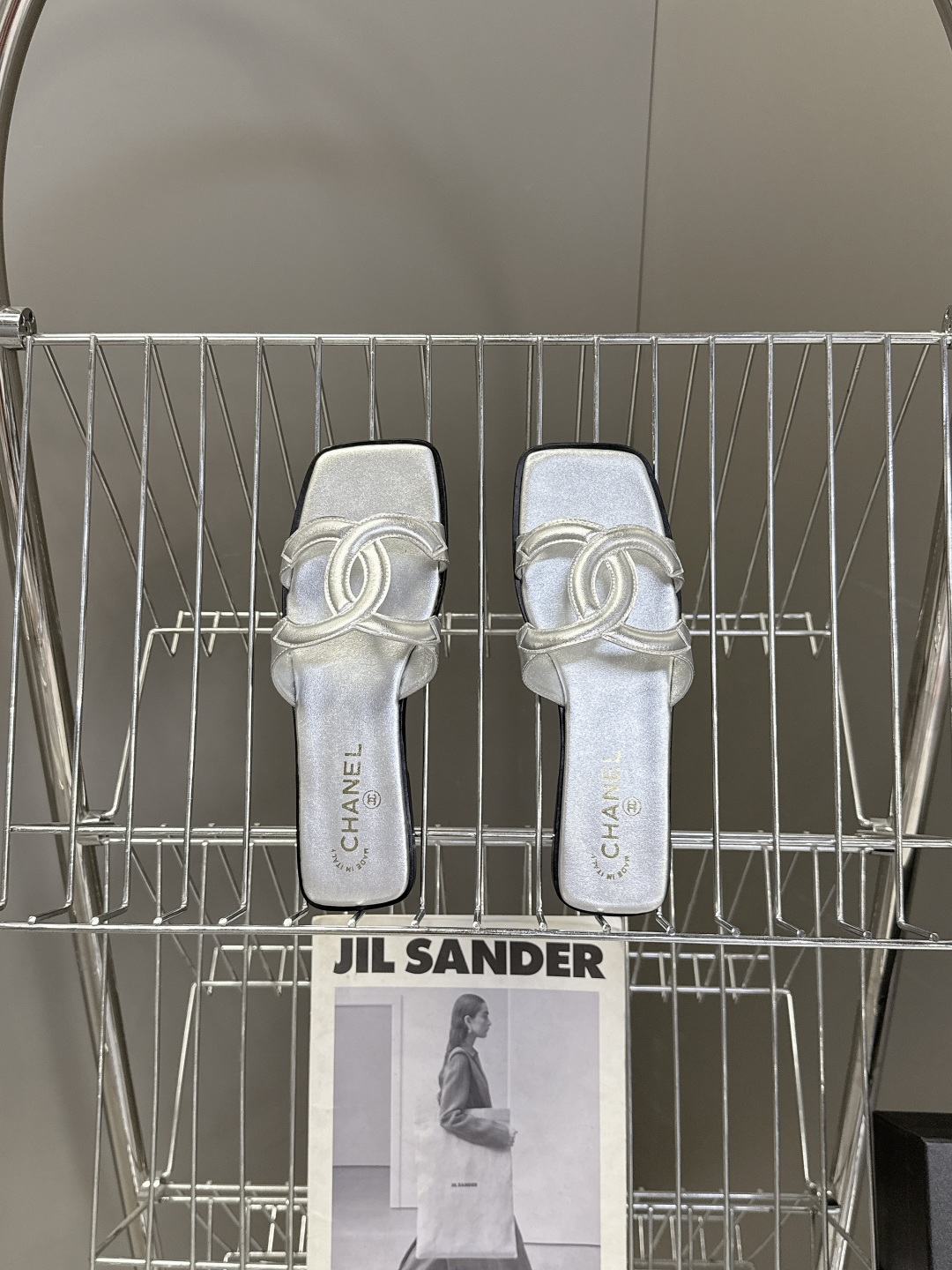 CHANEL香奈儿春夏最新款双C拖鞋超多明星网红种草 鞋面上的超大号 双C交织标识是品牌最核心的视觉符号