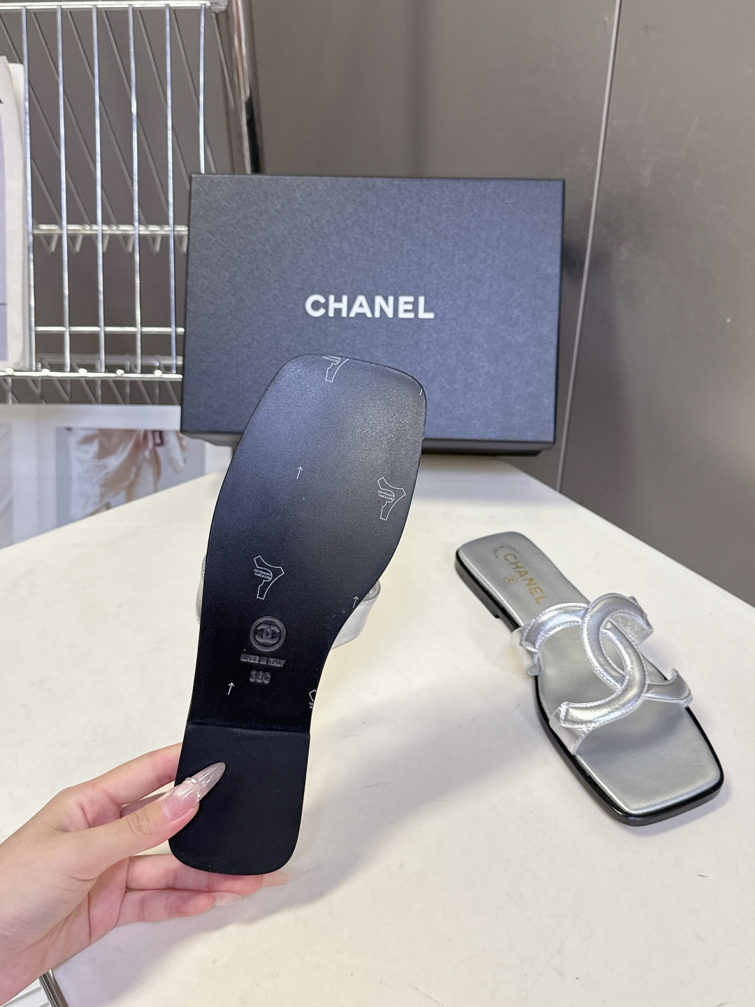 CHANEL香奈儿春夏最新款双C拖鞋超多明星网红种草 鞋面上的超大号 双C交织标识是品牌最核心的视觉符号