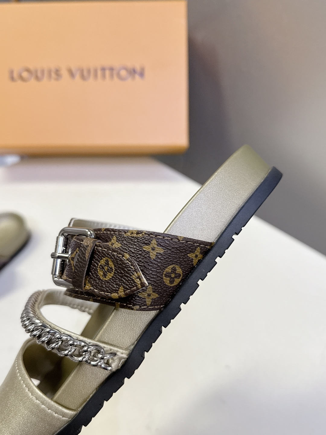 路易威登Louis Vuitton 春夏最新情侣款链条凉拖超多明星网红种草 采用双宽鞋带设计，搭配可调节