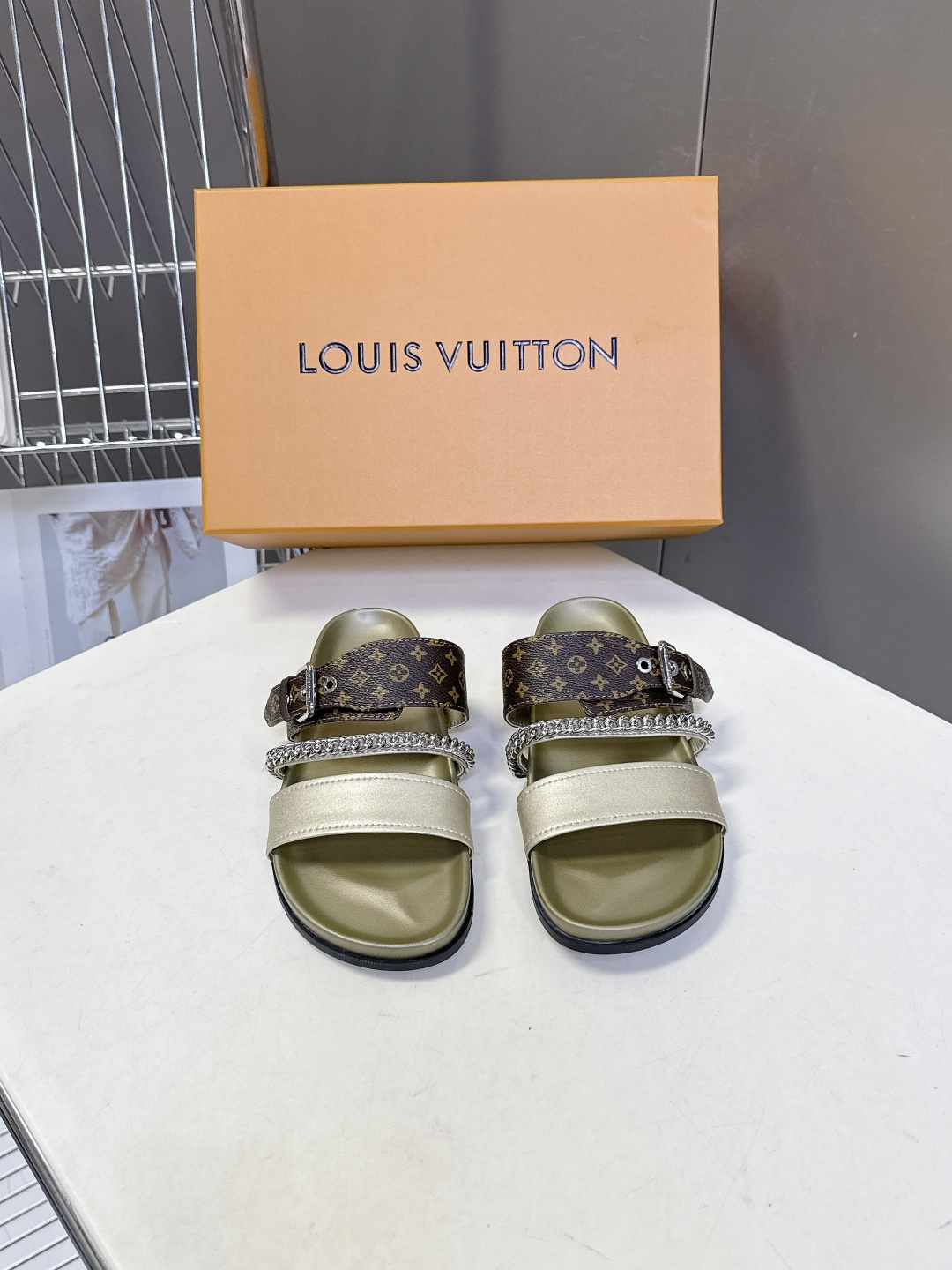 路易威登Louis Vuitton 春夏最新情侣款链条凉拖超多明星网红种草 采用双宽鞋带设计，搭配可调节