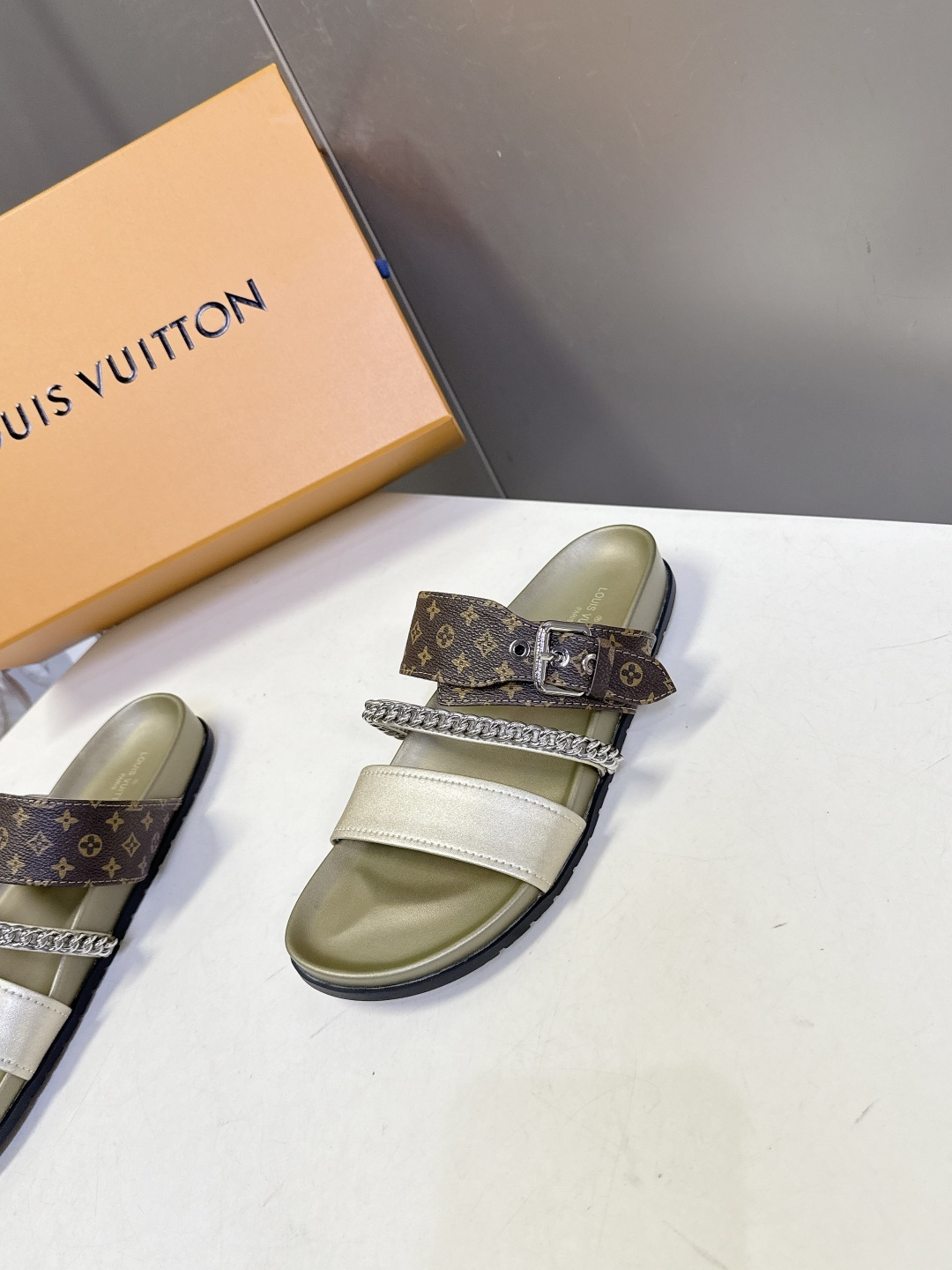 路易威登Louis Vuitton 春夏最新情侣款链条凉拖超多明星网红种草 采用双宽鞋带设计，搭配可调节