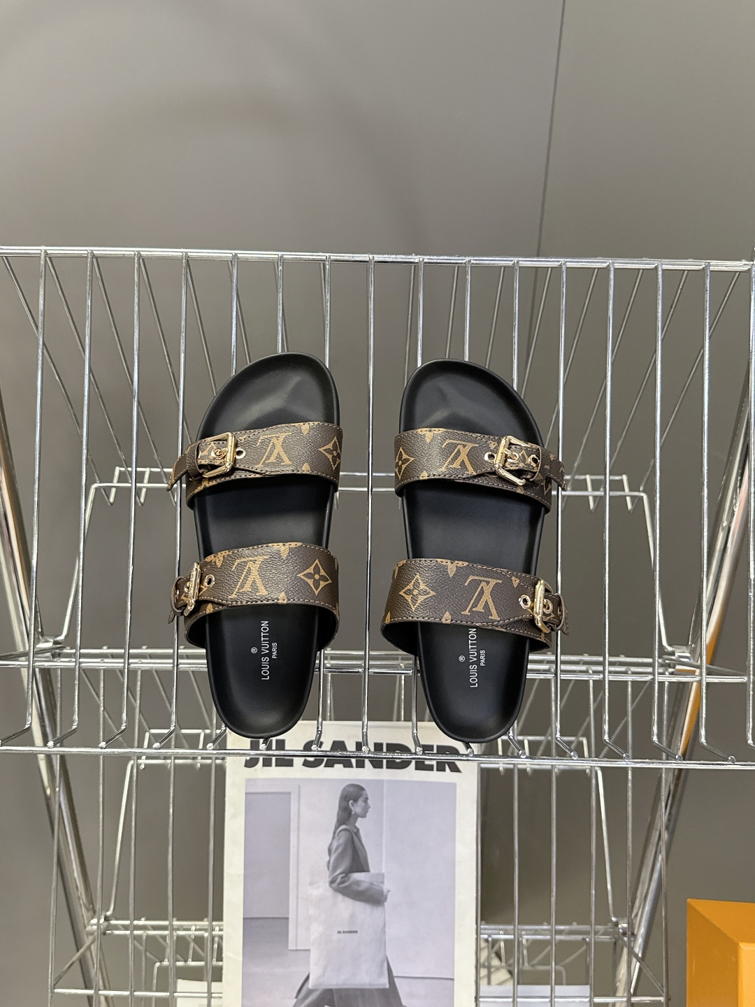 路易威登Louis Vuitton春夏最新情侣款双带扣老花凉拖超多明星网红种草 这是LV经典的 Bom 