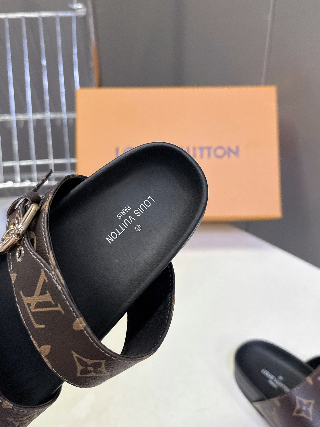 路易威登Louis Vuitton春夏最新情侣款双带扣老花凉拖超多明星网红种草 这是LV经典的 Bom 