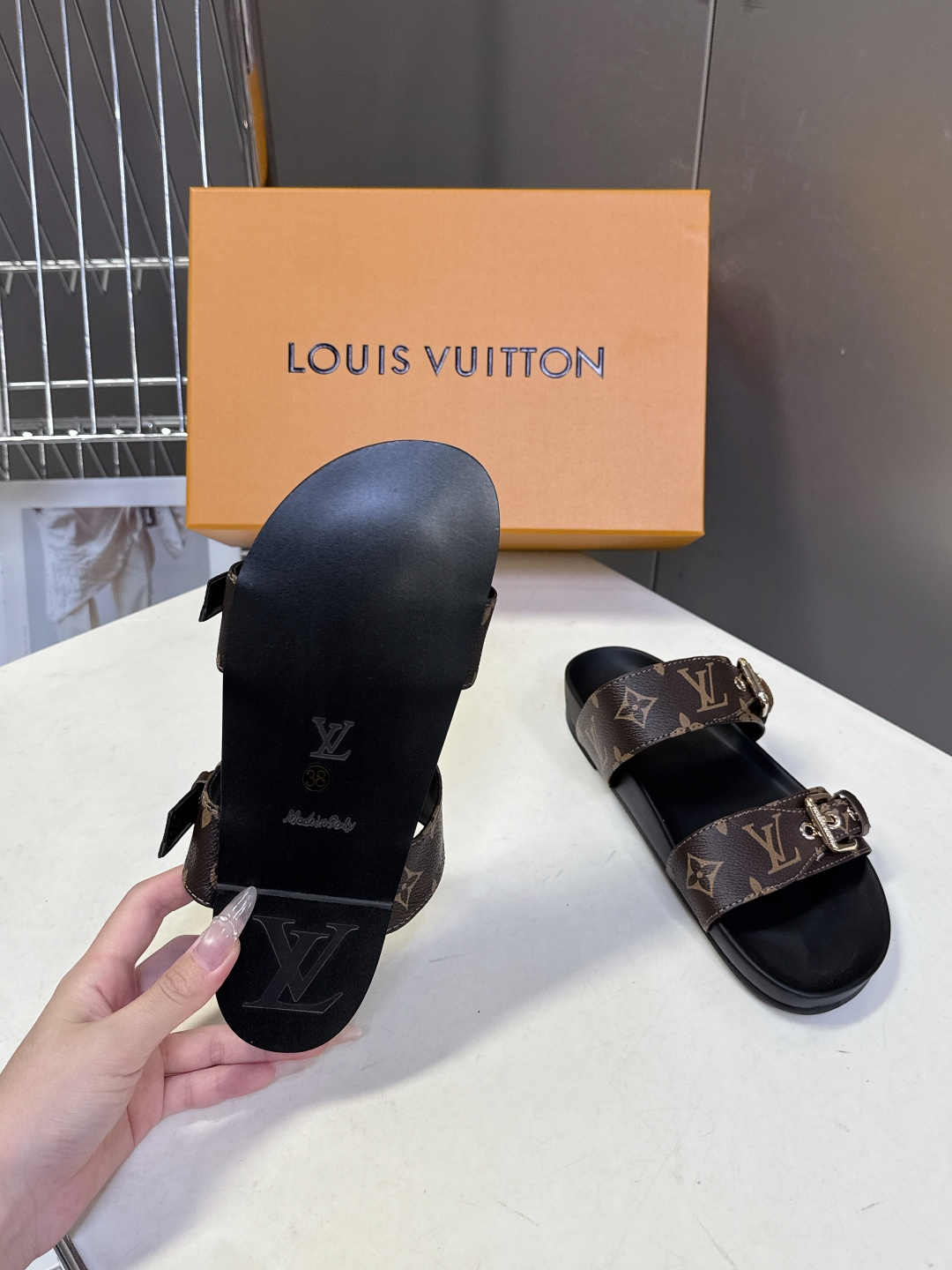 路易威登Louis Vuitton春夏最新情侣款双带扣老花凉拖超多明星网红种草 这是LV经典的 Bom 