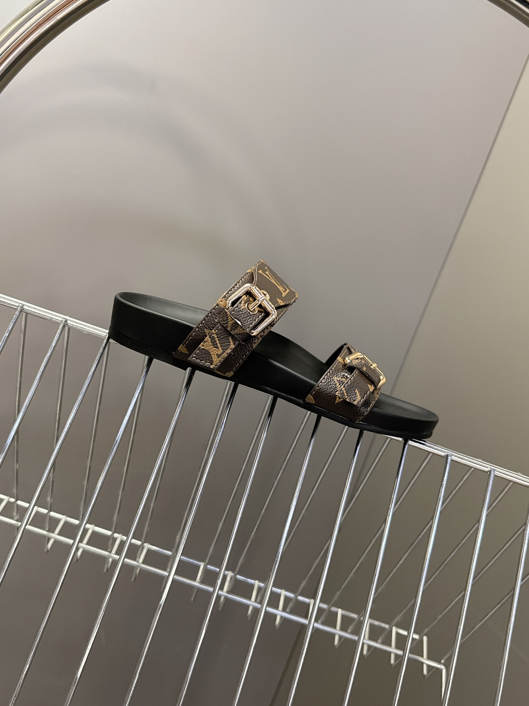 路易威登Louis Vuitton春夏最新情侣款双带扣老花凉拖超多明星网红种草 这是LV经典的 Bom 