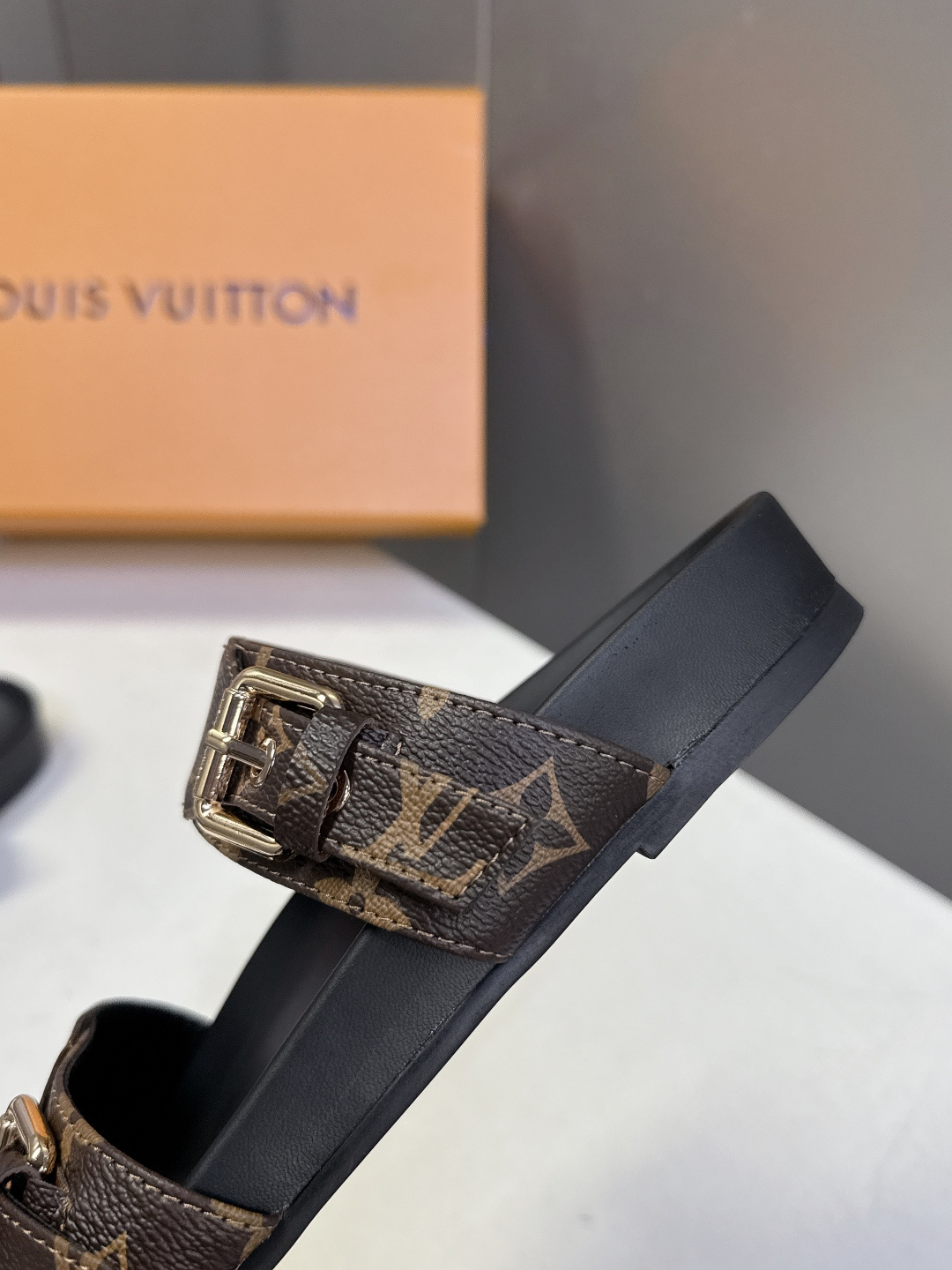 路易威登Louis Vuitton春夏最新情侣款双带扣老花凉拖超多明星网红种草 这是LV经典的 Bom 