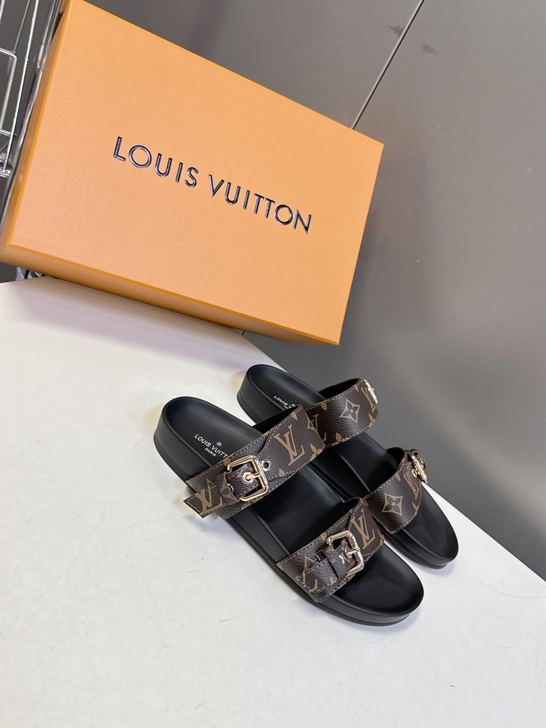 路易威登Louis Vuitton春夏最新情侣款双带扣老花凉拖超多明星网红种草 这是LV经典的 Bom 