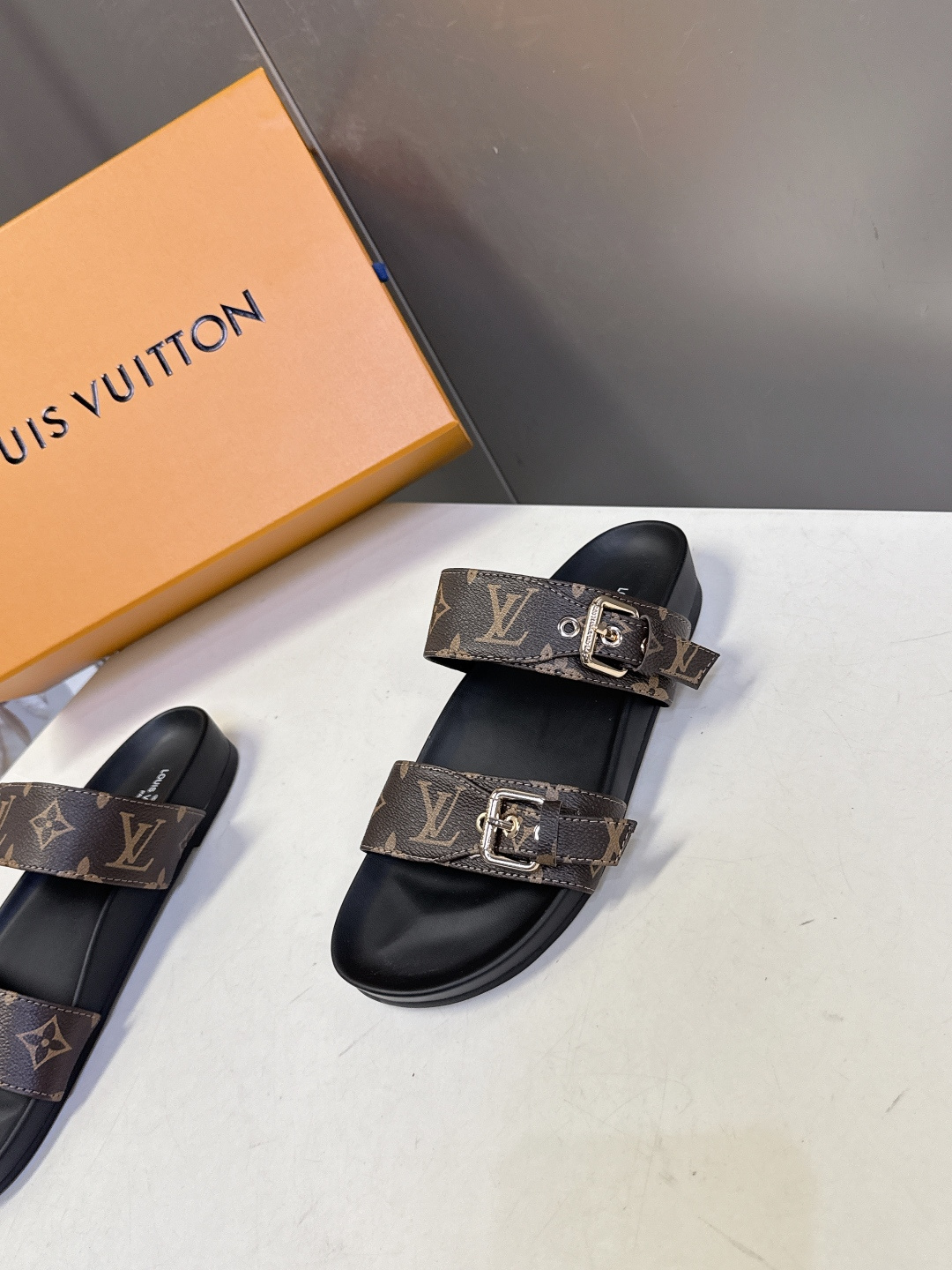 路易威登Louis Vuitton春夏最新情侣款双带扣老花凉拖超多明星网红种草 这是LV经典的 Bom 