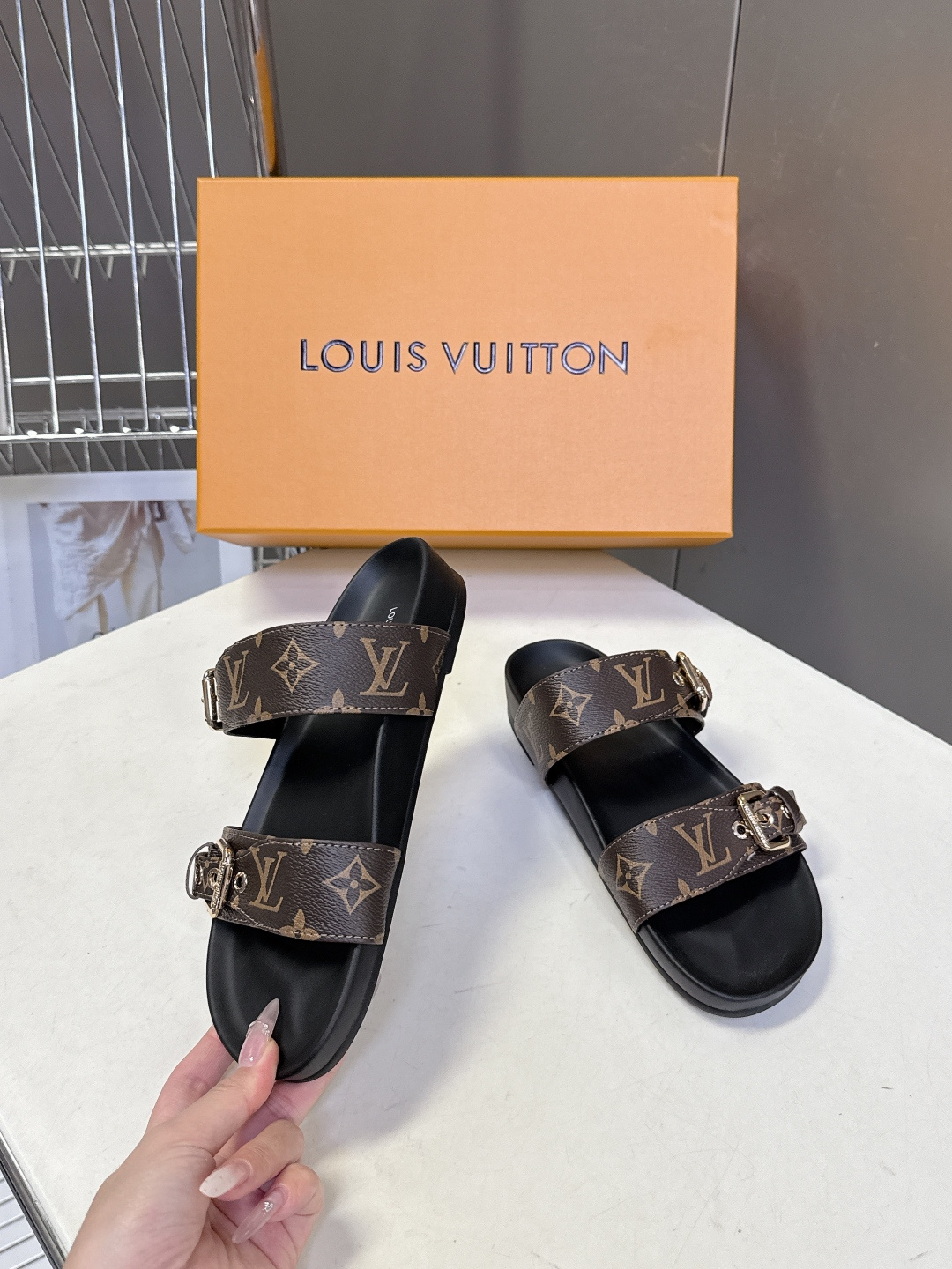 路易威登Louis Vuitton春夏最新情侣款双带扣老花凉拖超多明星网红种草 这是LV经典的 Bom 