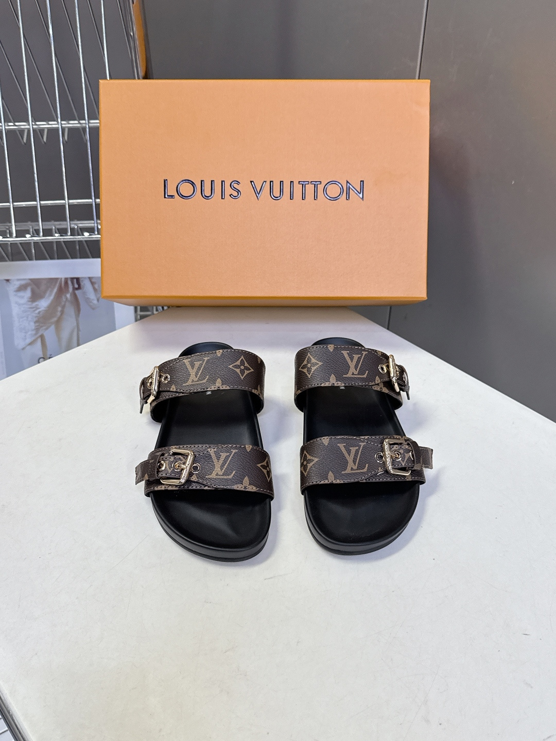 路易威登Louis Vuitton春夏最新情侣款双带扣老花凉拖超多明星网红种草 这是LV经典的 Bom 