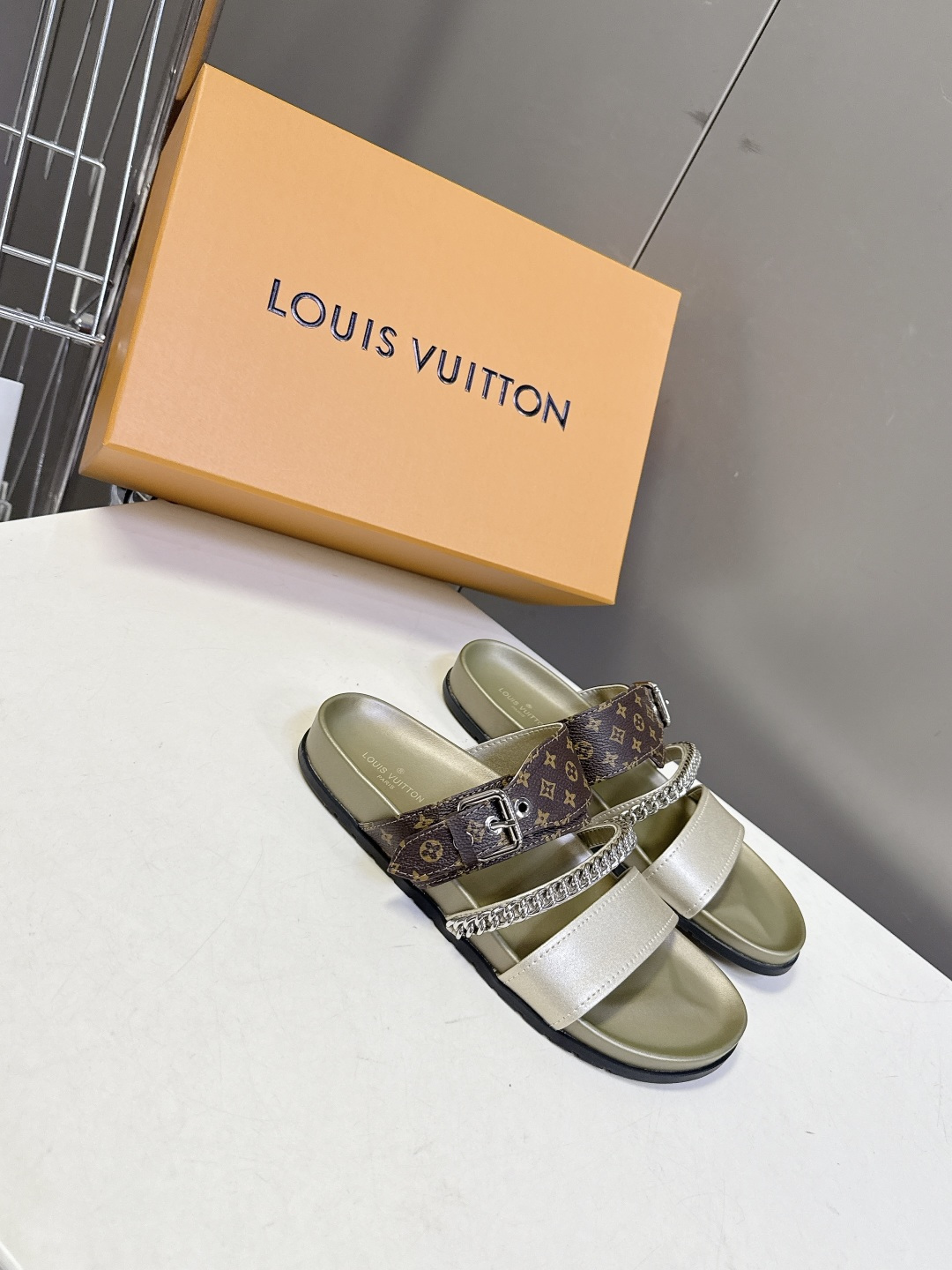 路易威登Louis Vuitton 春夏最新情侣款链条凉拖超多明星网红种草 采用双宽鞋带设计，搭配可调节