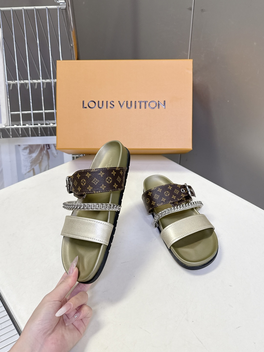 路易威登Louis Vuitton 春夏最新情侣款链条凉拖超多明星网红种草 采用双宽鞋带设计，搭配可调节