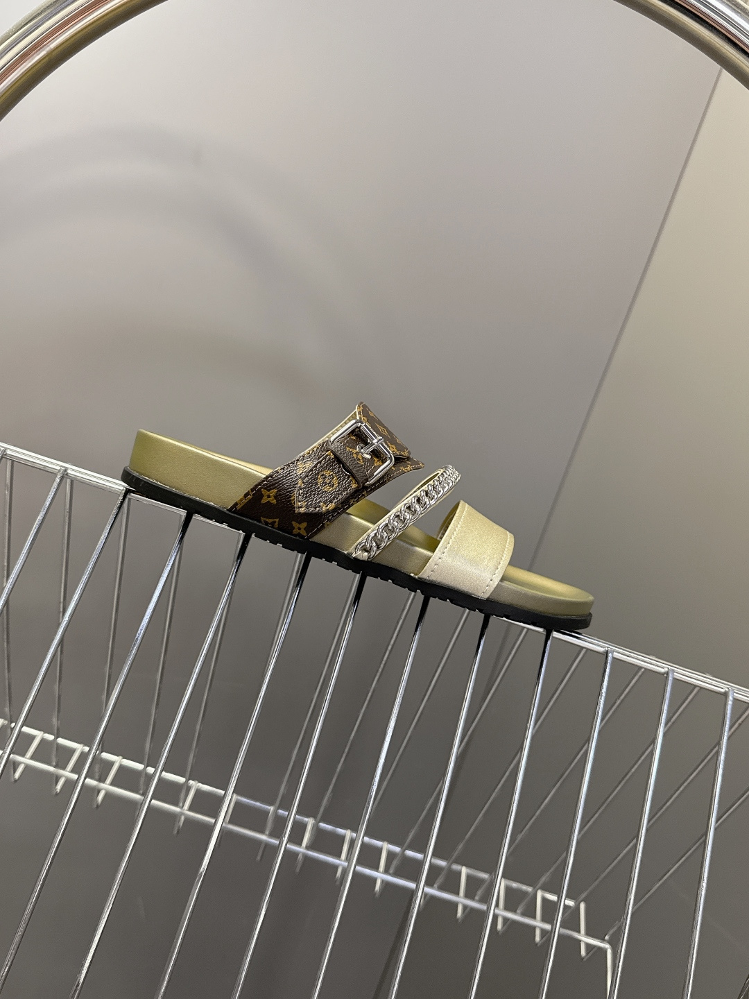 路易威登Louis Vuitton 春夏最新情侣款链条凉拖超多明星网红种草 采用双宽鞋带设计，搭配可调节