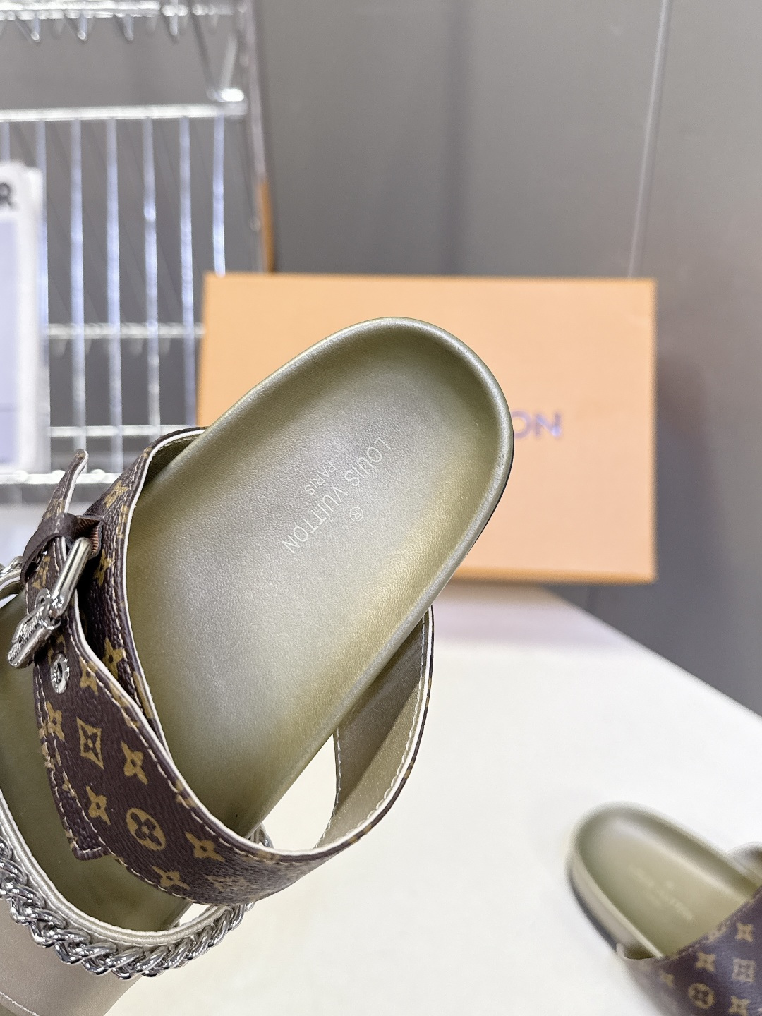 路易威登Louis Vuitton 春夏最新情侣款链条凉拖超多明星网红种草 采用双宽鞋带设计，搭配可调节