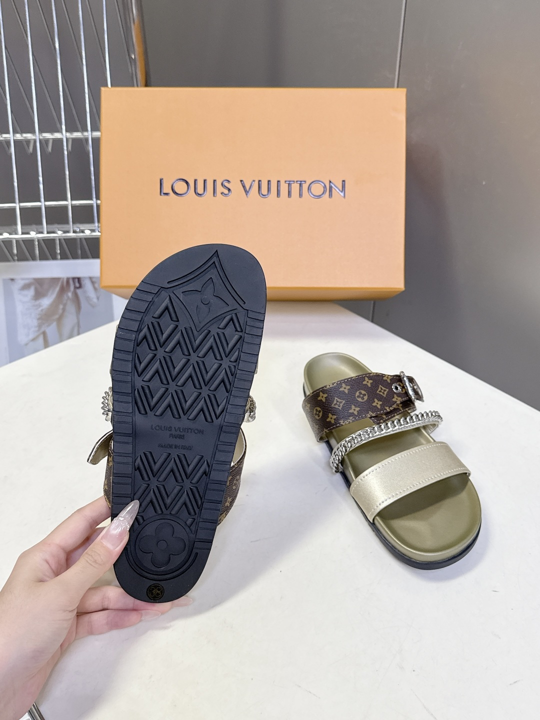 路易威登Louis Vuitton 春夏最新情侣款链条凉拖超多明星网红种草 采用双宽鞋带设计，搭配可调节