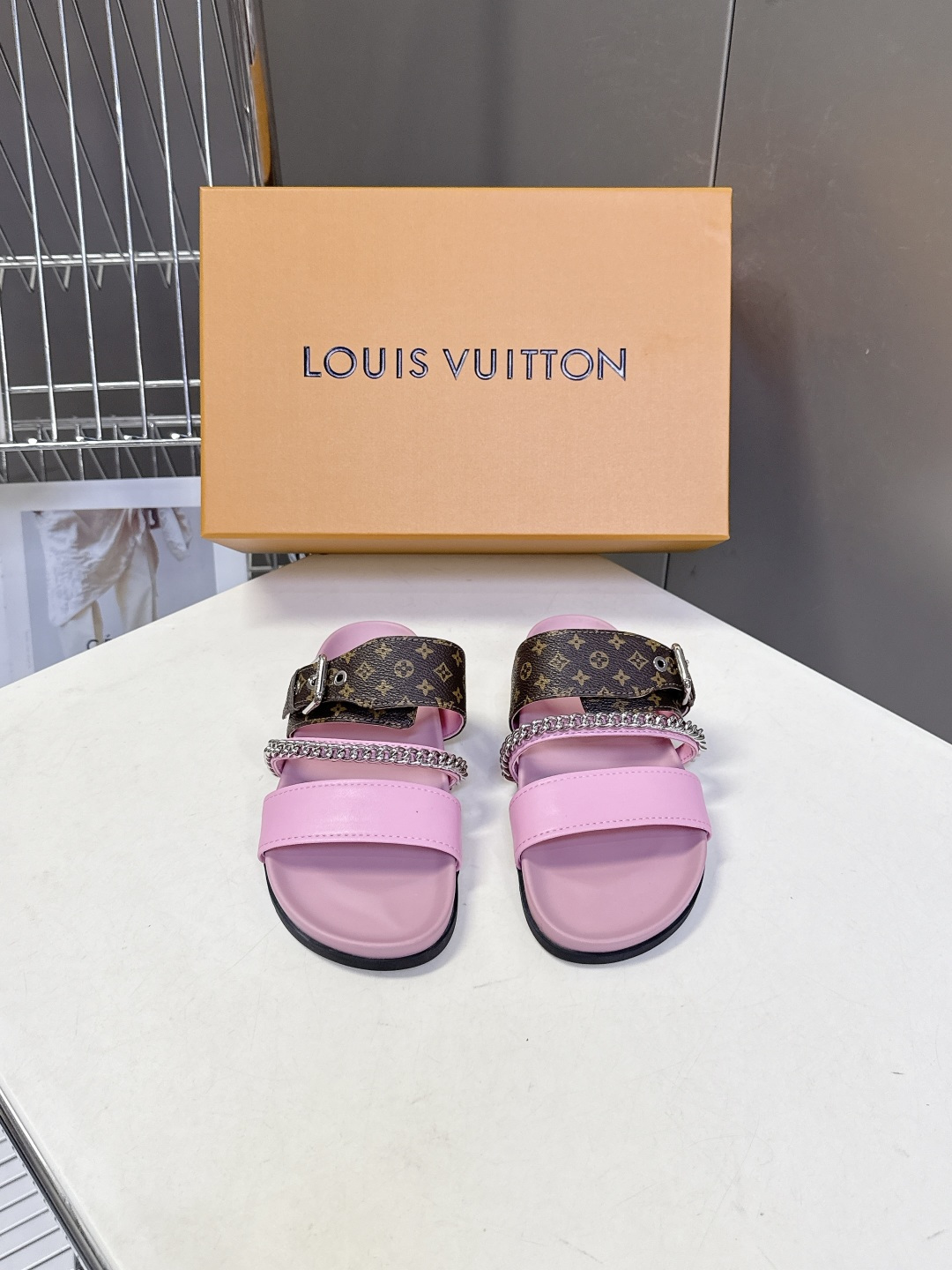 路易威登Louis Vuitton 春夏最新情侣款链条凉拖超多明星网红种草 采用双宽鞋带设计，搭配可调节