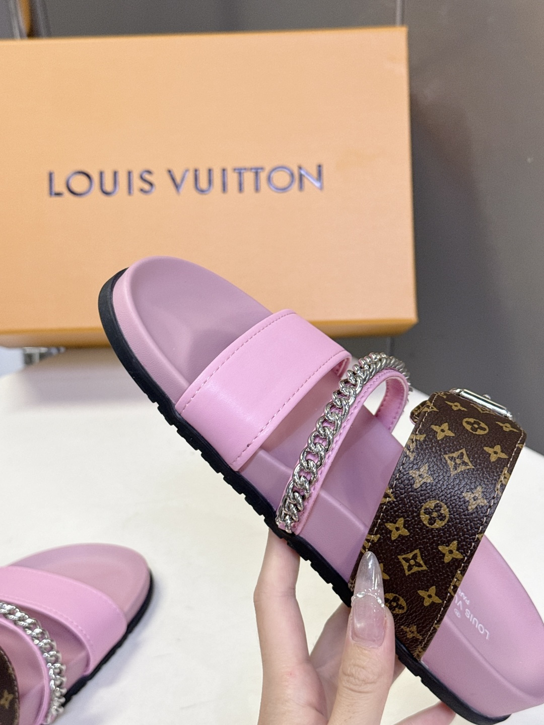 路易威登Louis Vuitton 春夏最新情侣款链条凉拖超多明星网红种草 采用双宽鞋带设计，搭配可调节