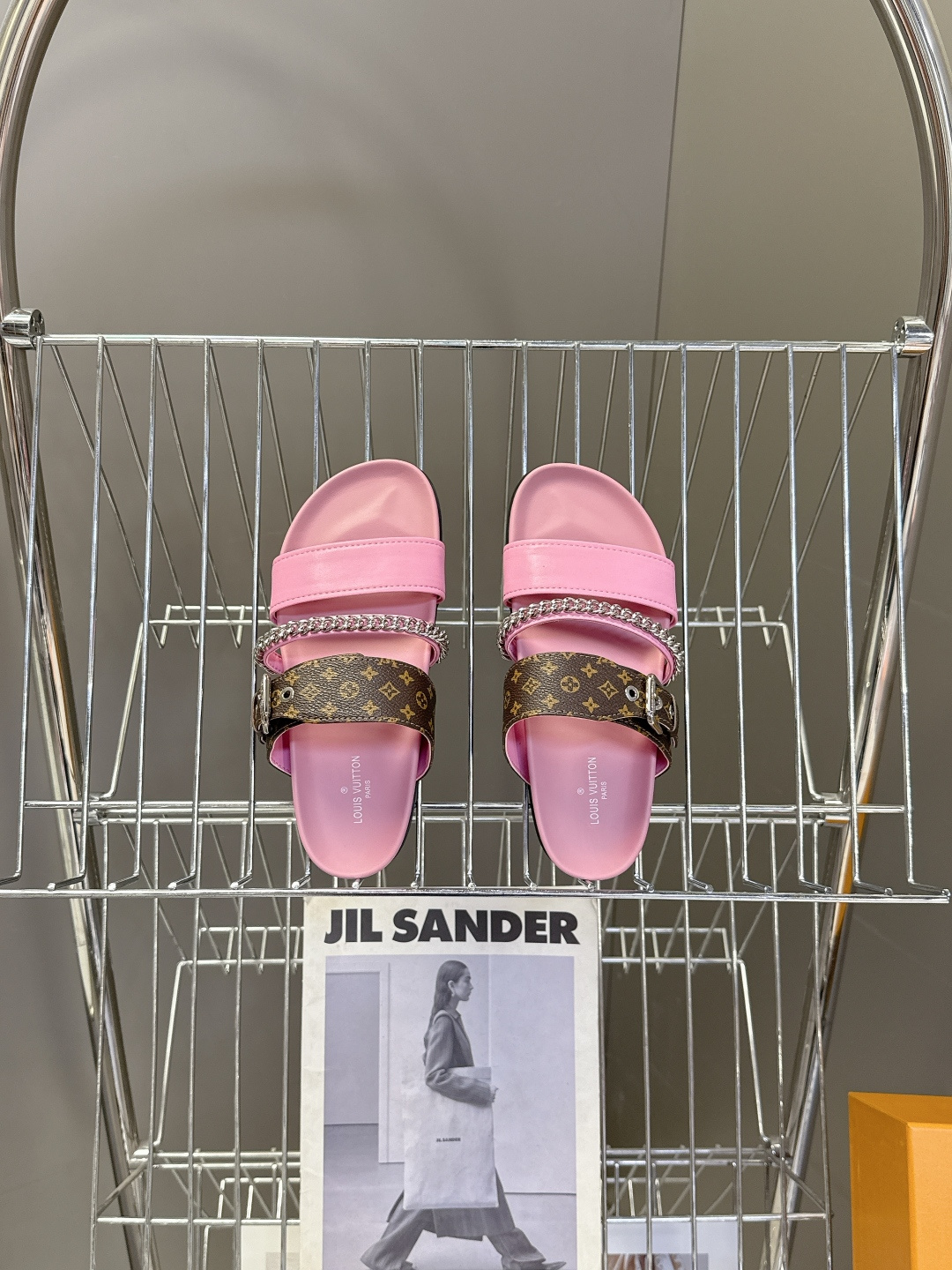 路易威登Louis Vuitton 春夏最新情侣款链条凉拖超多明星网红种草 采用双宽鞋带设计，搭配可调节