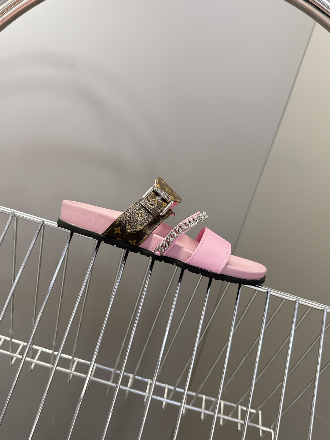 路易威登Louis Vuitton 春夏最新情侣款链条凉拖超多明星网红种草 采用双宽鞋带设计，搭配可调节