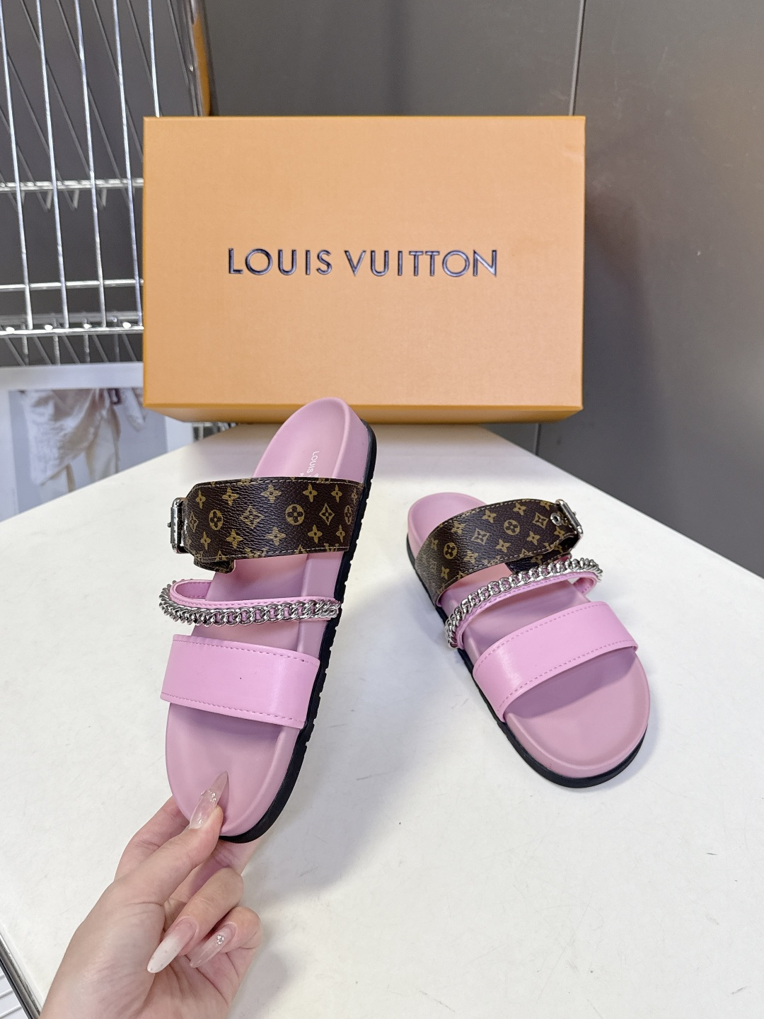 路易威登Louis Vuitton 春夏最新情侣款链条凉拖超多明星网红种草 采用双宽鞋带设计，搭配可调节
