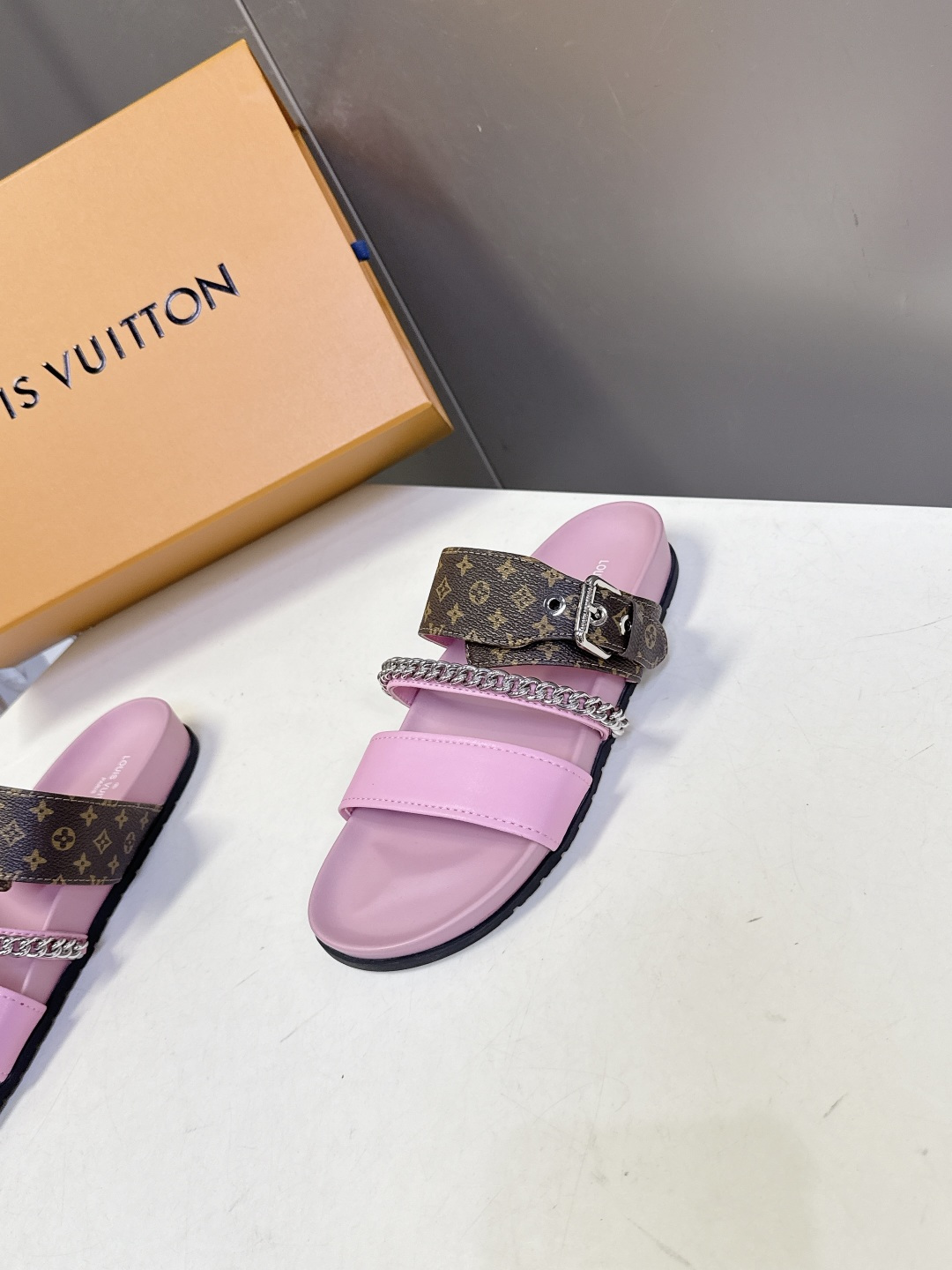 路易威登Louis Vuitton 春夏最新情侣款链条凉拖超多明星网红种草 采用双宽鞋带设计，搭配可调节