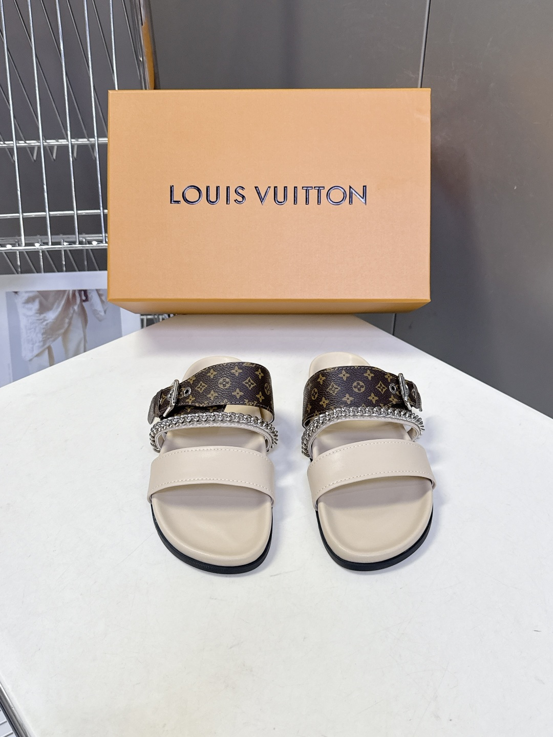路易威登Louis Vuitton 春夏最新情侣款链条凉拖超多明星网红种草 采用双宽鞋带设计，搭配可调节