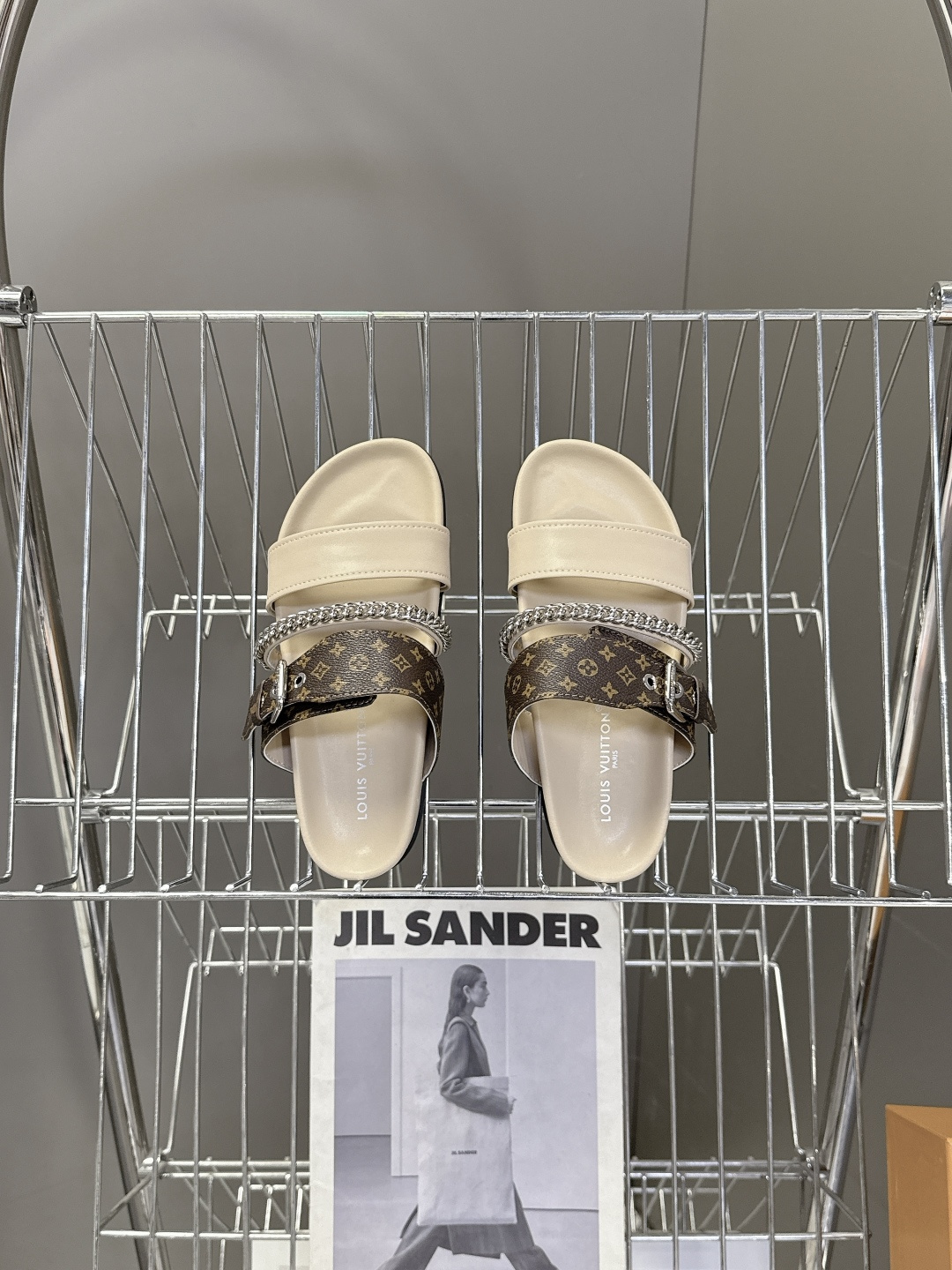 路易威登Louis Vuitton 春夏最新情侣款链条凉拖超多明星网红种草 采用双宽鞋带设计，搭配可调节