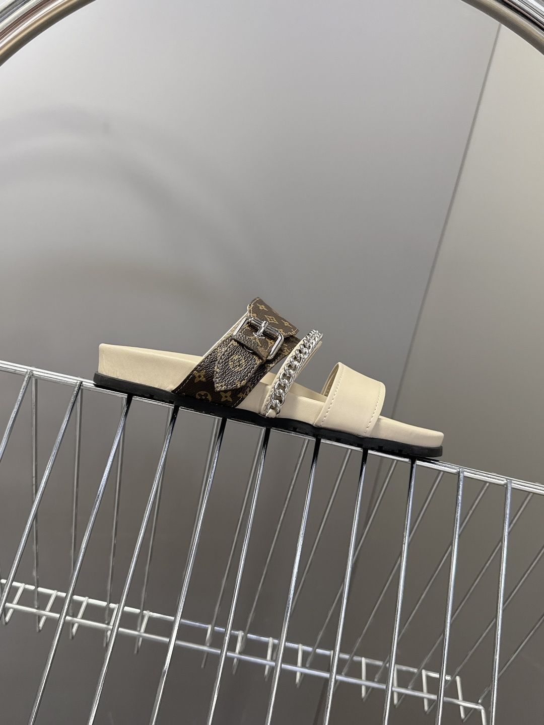 路易威登Louis Vuitton 春夏最新情侣款链条凉拖超多明星网红种草 采用双宽鞋带设计，搭配可调节