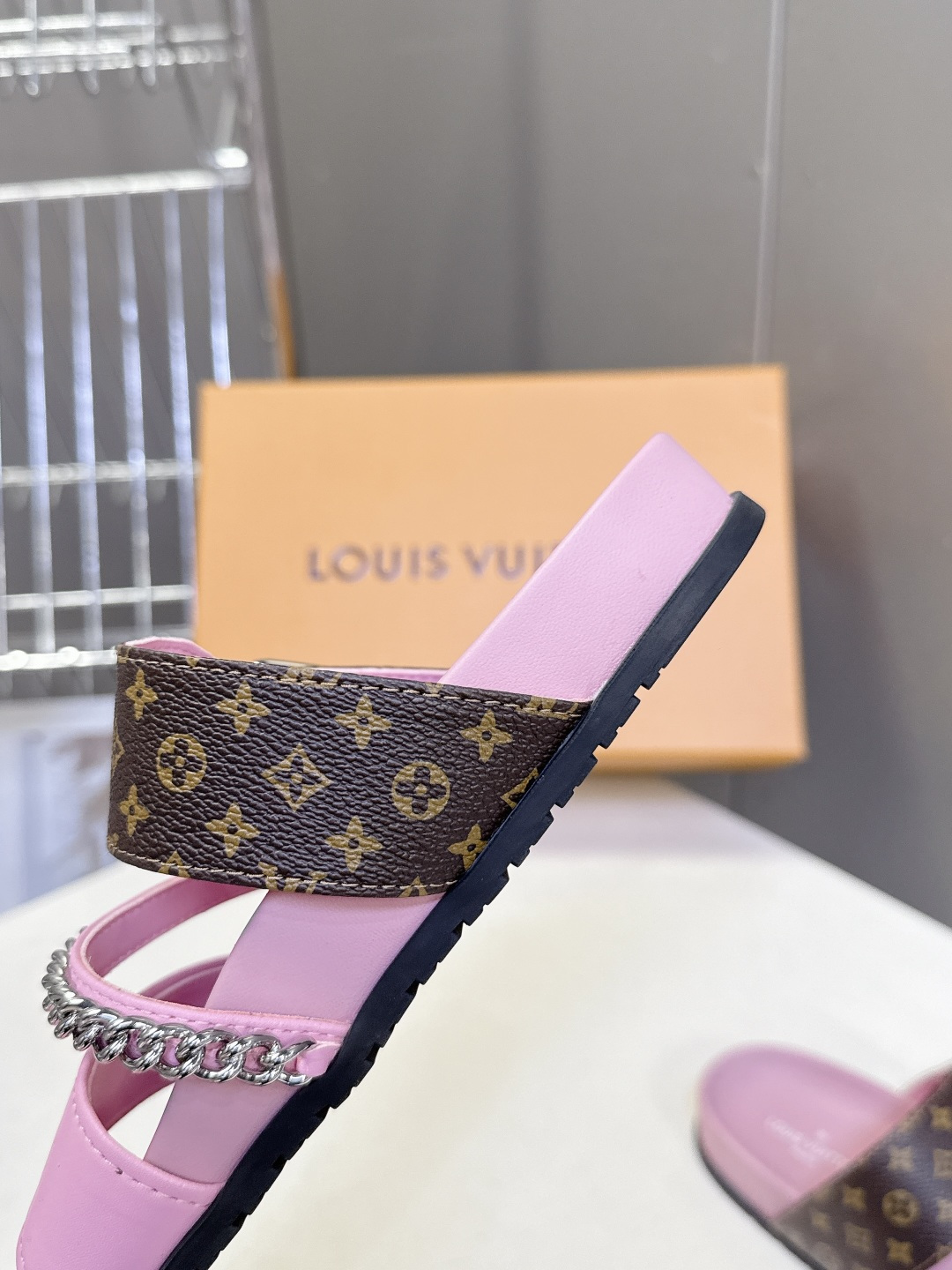 路易威登Louis Vuitton 春夏最新情侣款链条凉拖超多明星网红种草 采用双宽鞋带设计，搭配可调节